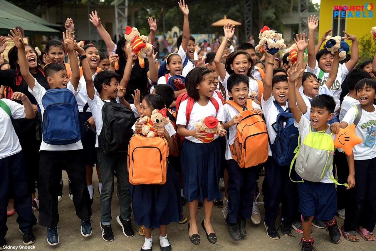 Bayanihan volunteers serving families affected by Taal