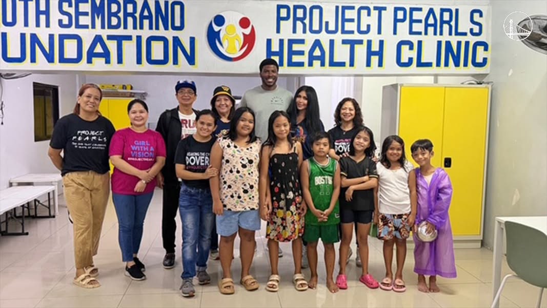 Golden State Warriors ambassador Kelenna Azubuike with the Project PEARLS community