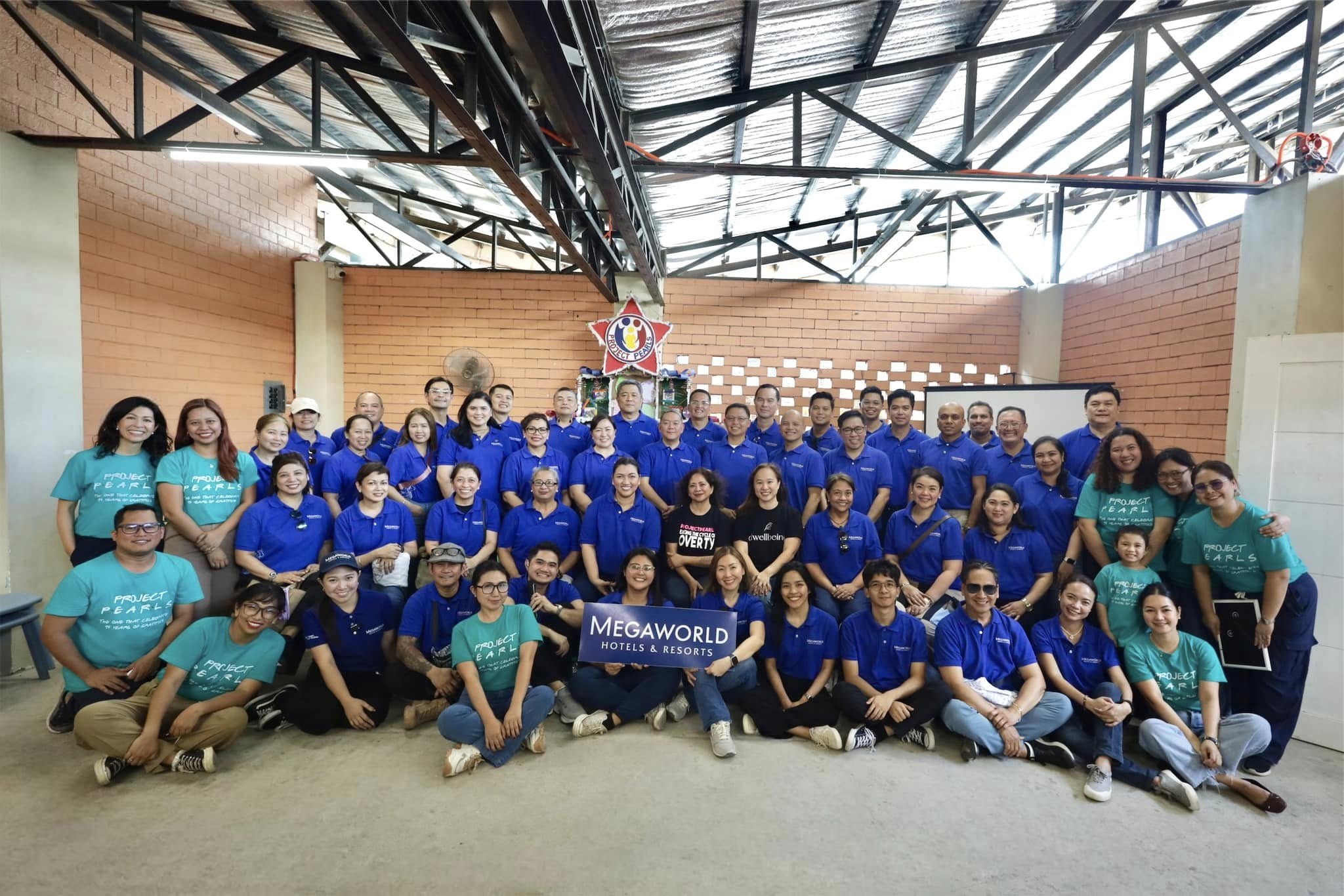 Corporate volunteers alongside Project PEARLS
