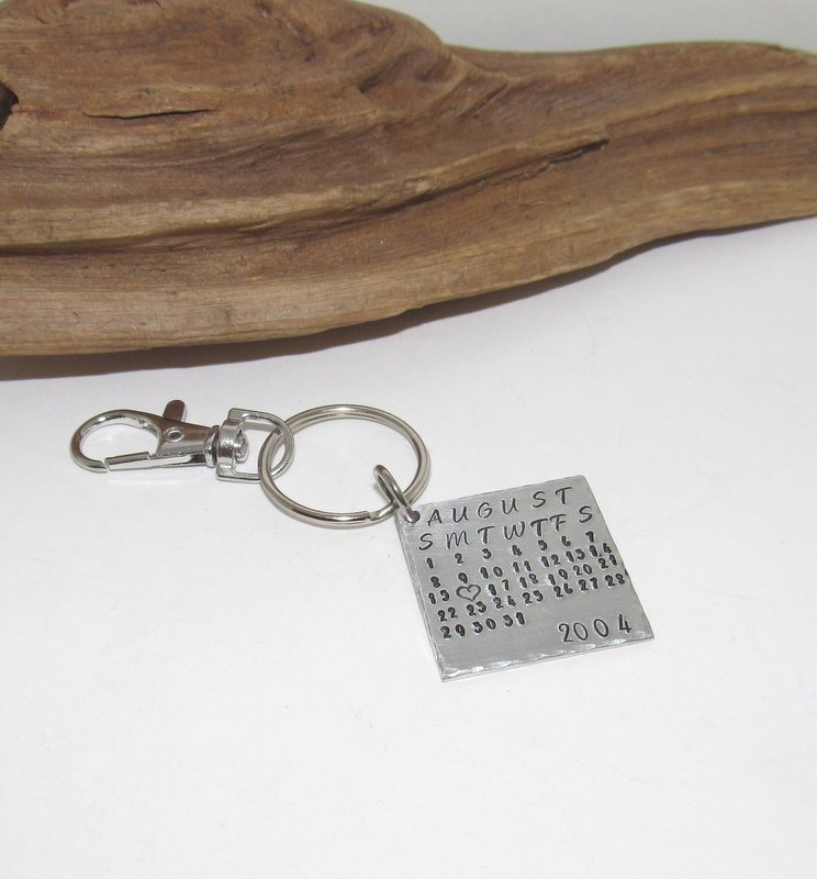 Remember the date keyring, Anniversary keyring for him or her Graduation gift, personalized Save the Date ,Customizable Wedding Keepsake