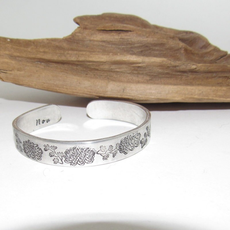 November Birth flower bracelet, stamped jewelry, personalized jewelry, brides maids gifts, nature flower jewelry, view 3