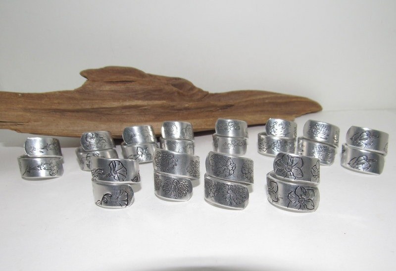 Customizable Birth Flower Rings for Mom, Personalized Jewelry Gift , adjustable silver ring, stamped jewelry,