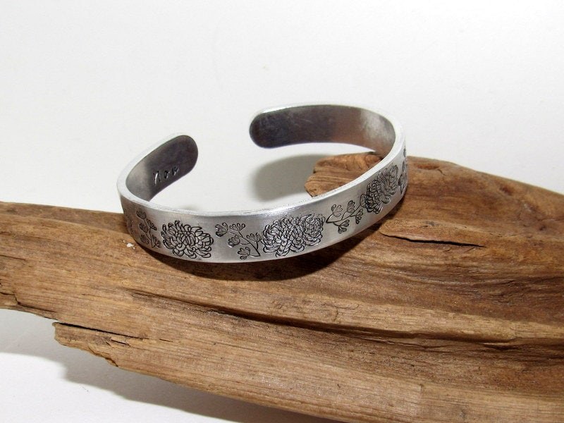 November Birth flower bracelet, stamped jewelry, personalized jewelry, brides maids gifts, nature flower jewelry, view 2