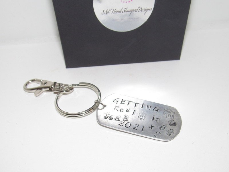 pregnancy's announcement gift, mom to be keyring , stamped keyring for dad or mom, personalized baby announcement gift, baby shower gift, view 3