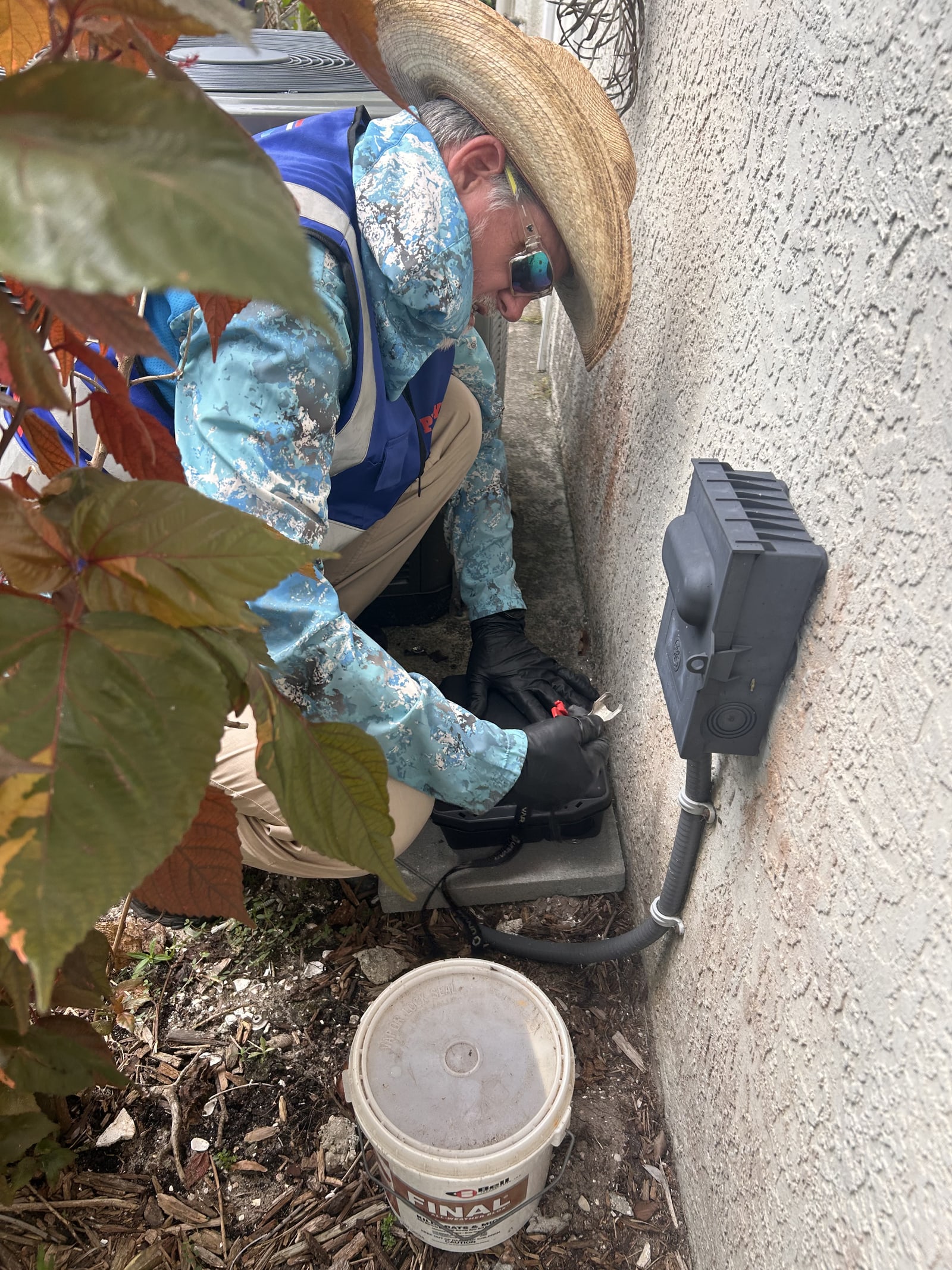 Peyton’s Pest Prevention technician inspecting an exterior area at a Florida home