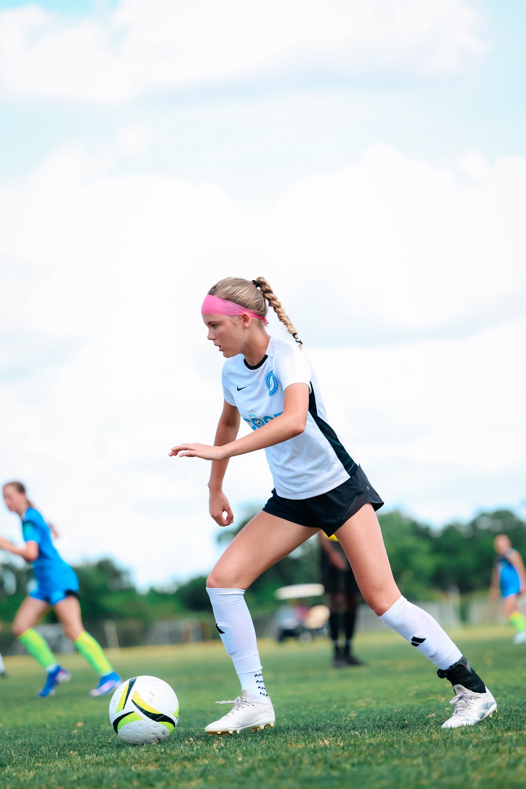 Iconz Elite player controlling a soccer ball with close attention to the field