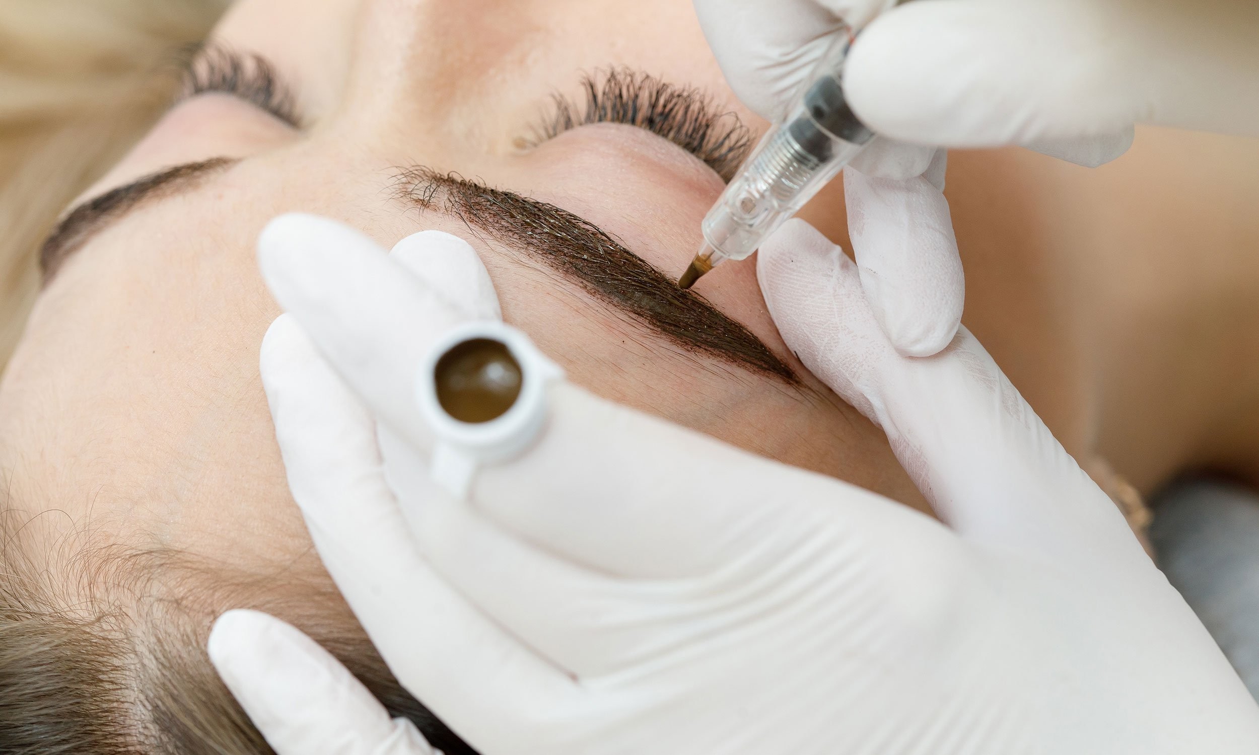 Softly defined ombré brows