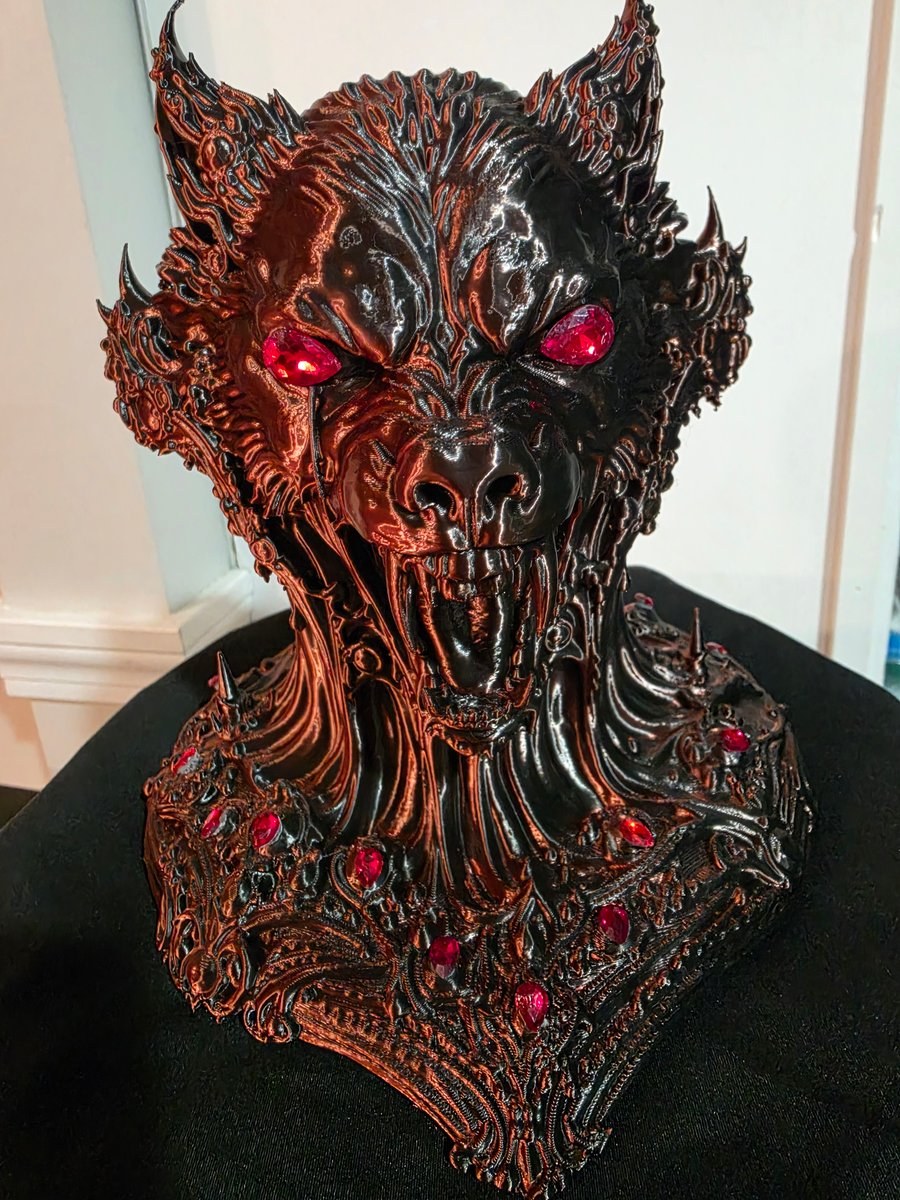 Dual-Color Silk Werewolf Bust: Gothic Fantasy 3D-Printed Decor, view 3