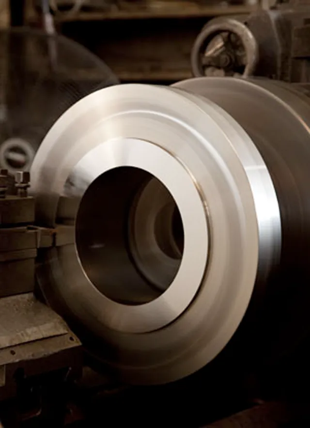 Machined aluminum connection component with a controlled bore transition