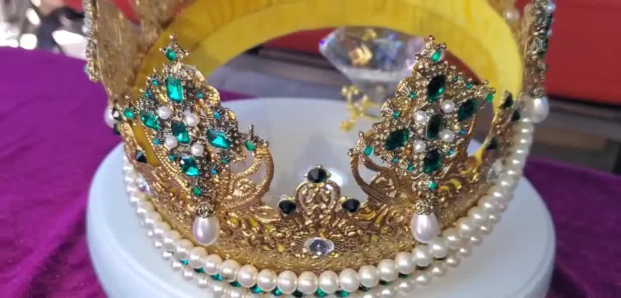 Crown of Venezia: Gold Medieval King-Queen Crown with Rich Emeralds & Pearls, detail 2