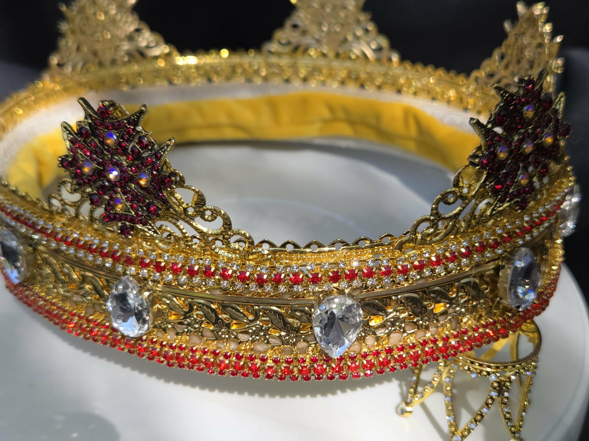 Classic Kings Gold Crown with Maltese Crosses, detail 3