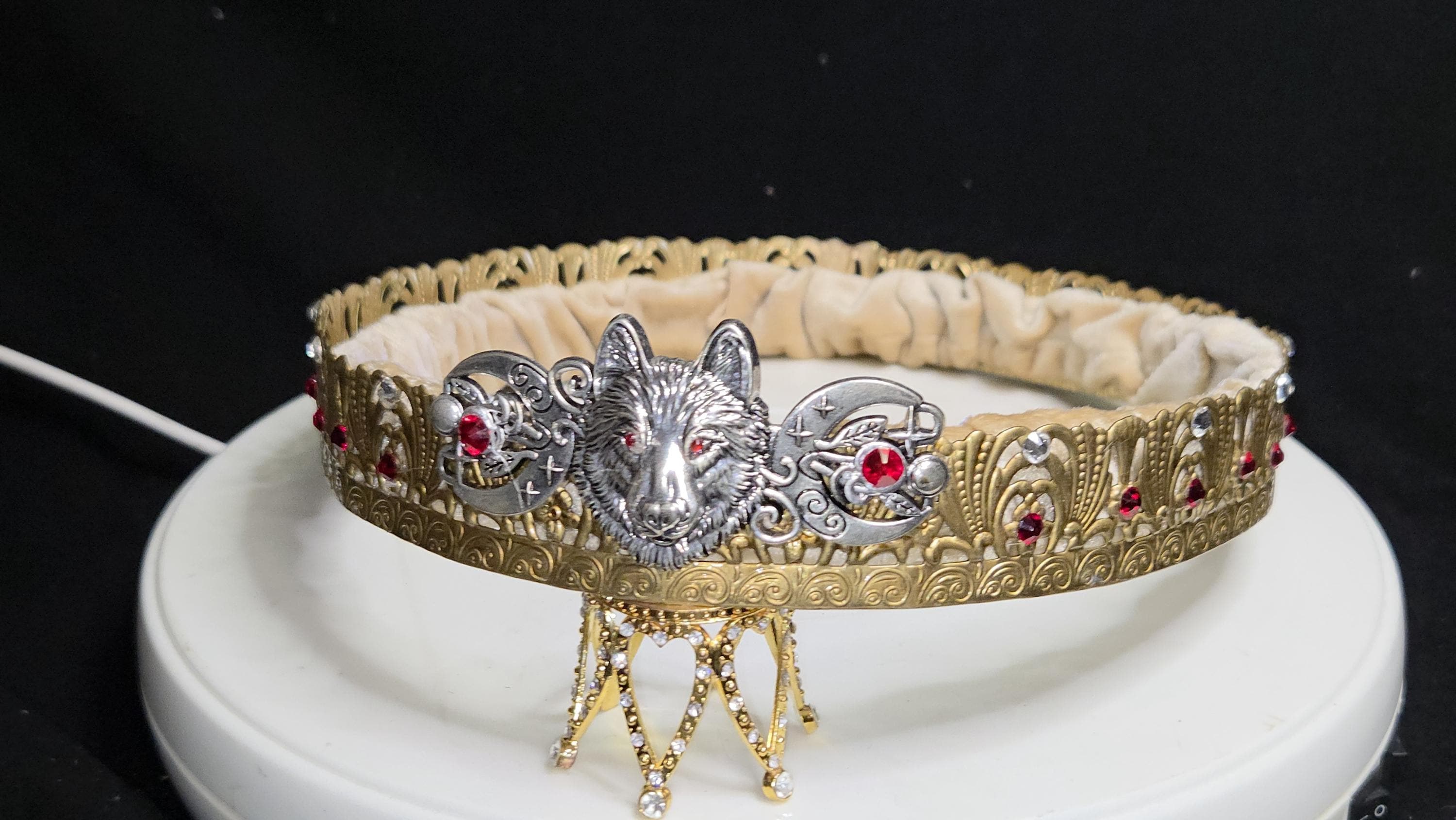Nordic Wolf Ducal Crown with Ruby Red Rhinestones – Golden Coronet, detail 2