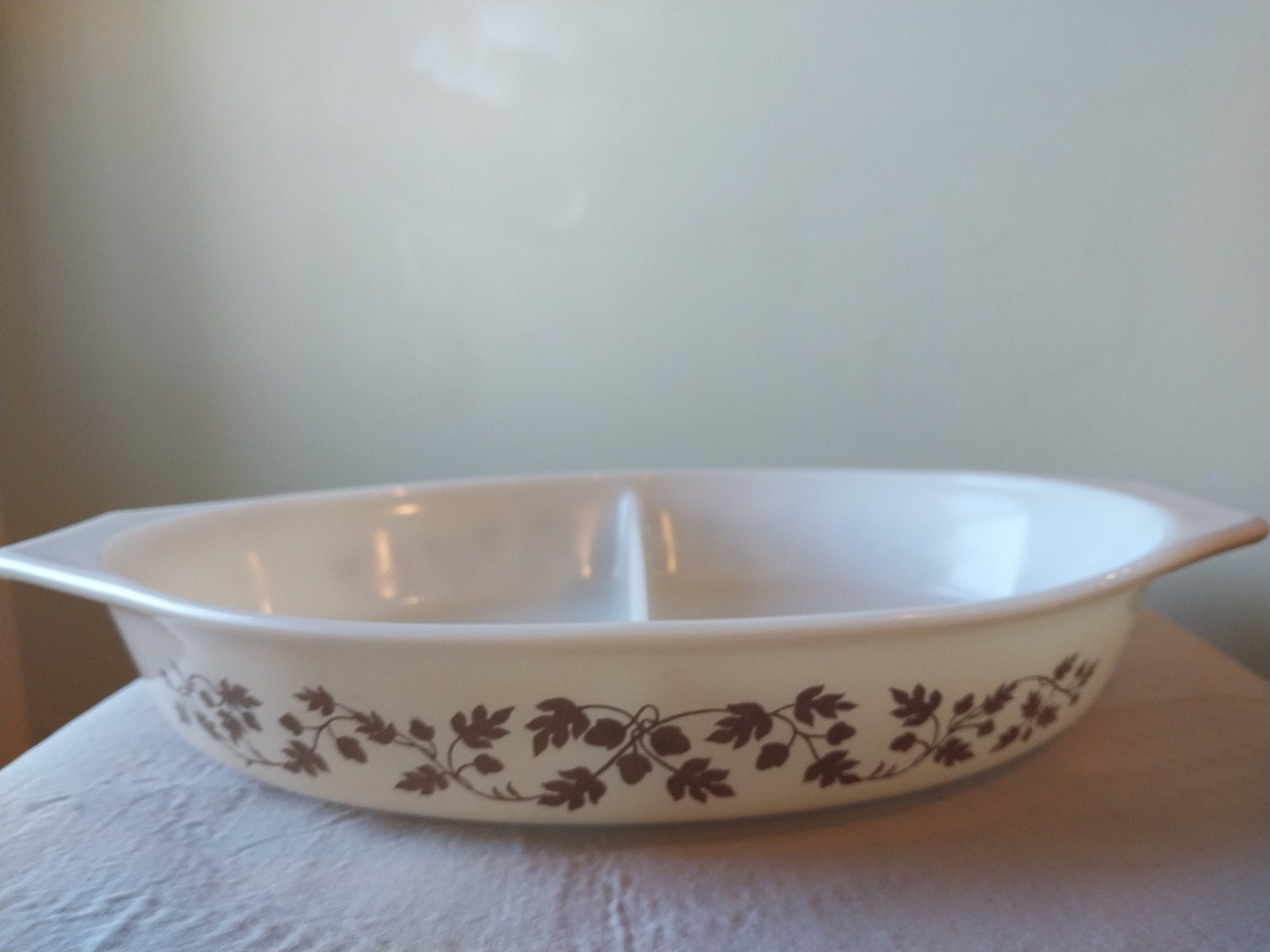 Vintage Pyrex Golden Acorn Casserole Dish: 1960s Cream & Gold Bakeware