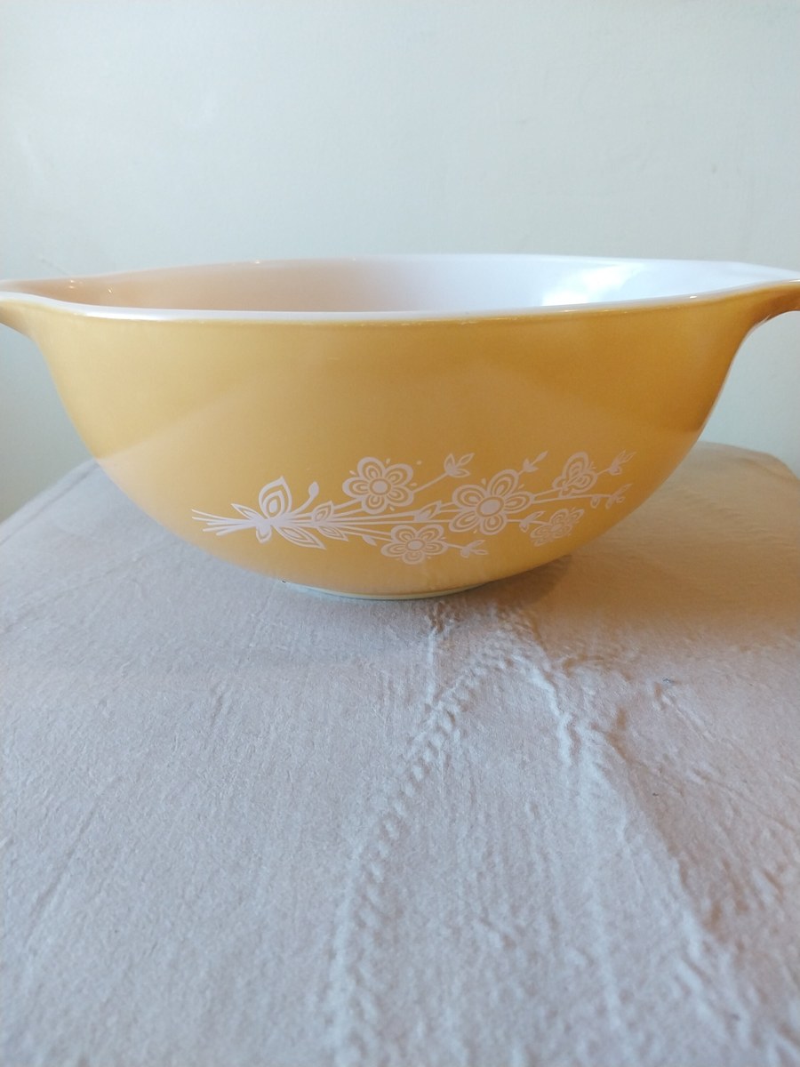 Vintage Pyrex Butterfly Gold Mixing Bowl: 2.5 Qt Retro Kitchenware, view 4