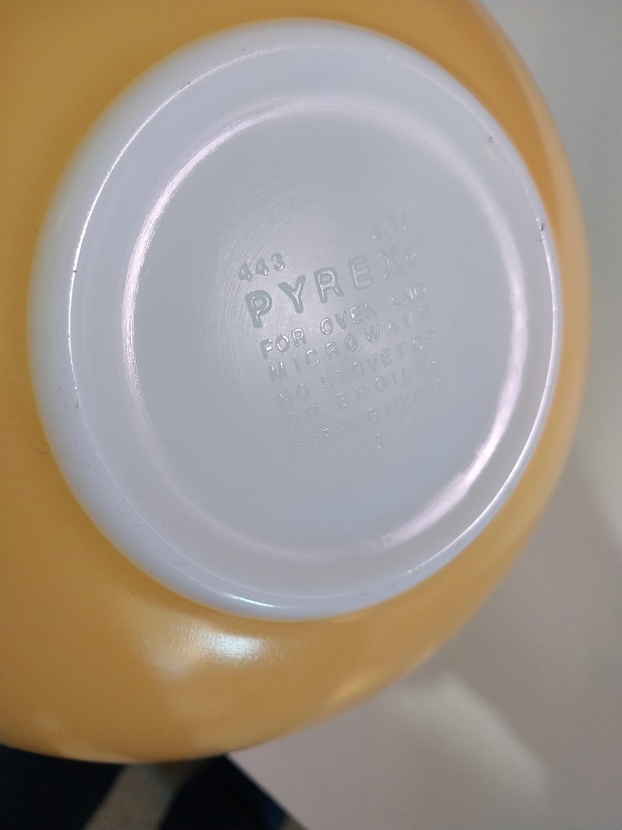 Vintage Pyrex Butterfly Gold Mixing Bowl: 2.5 Qt Retro Kitchenware, view 5