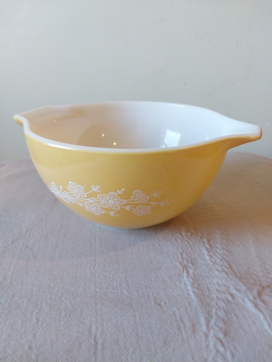 Vintage Pyrex Butterfly Gold Mixing Bowl: 2.5 Qt Retro Kitchenware, view 6