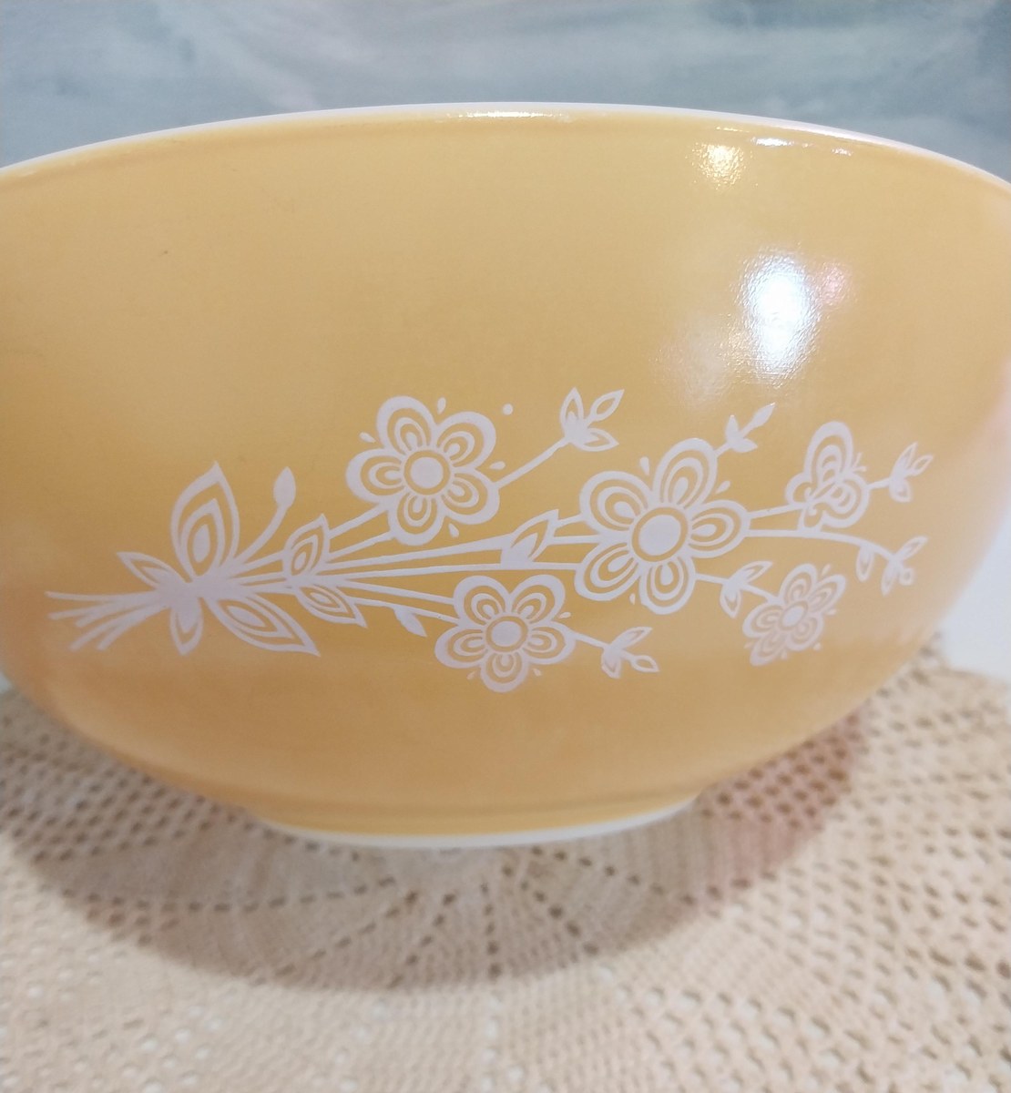 Vintage Pyrex Butterfly Gold Mixing Bowl: 2.5 Qt Retro Kitchenware, view 8
