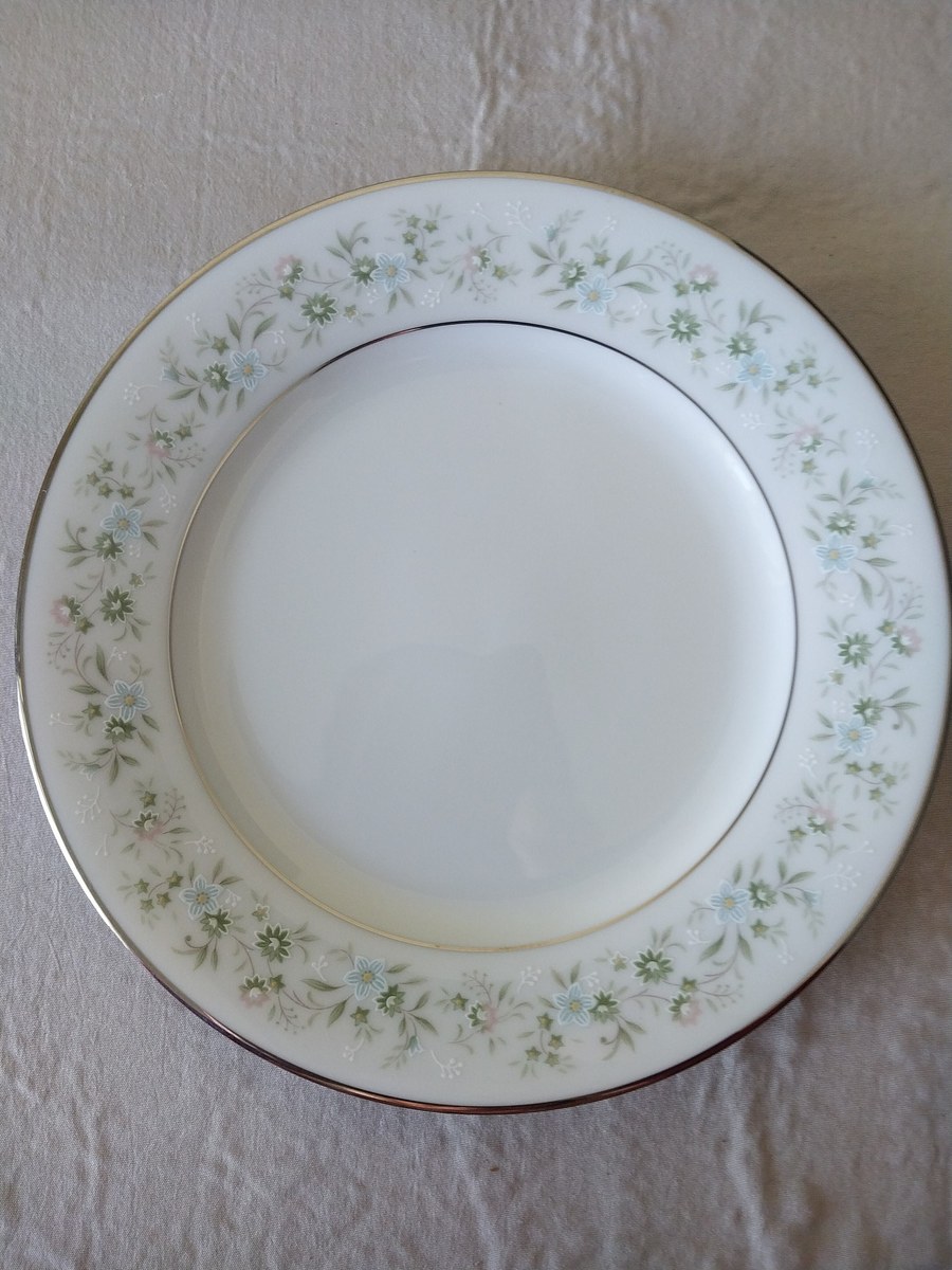 Vintage Noritake Savanna Bread Plates (Set of 4): 1980s Floral Platinum Rim, view 2