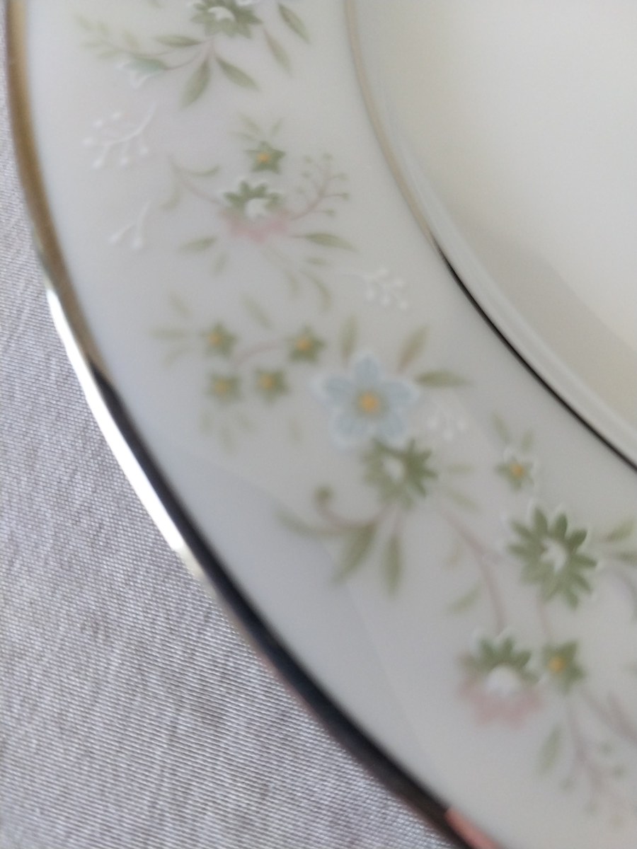 Vintage Noritake Savanna Bread Plates (Set of 4): 1980s Floral Platinum Rim, view 3
