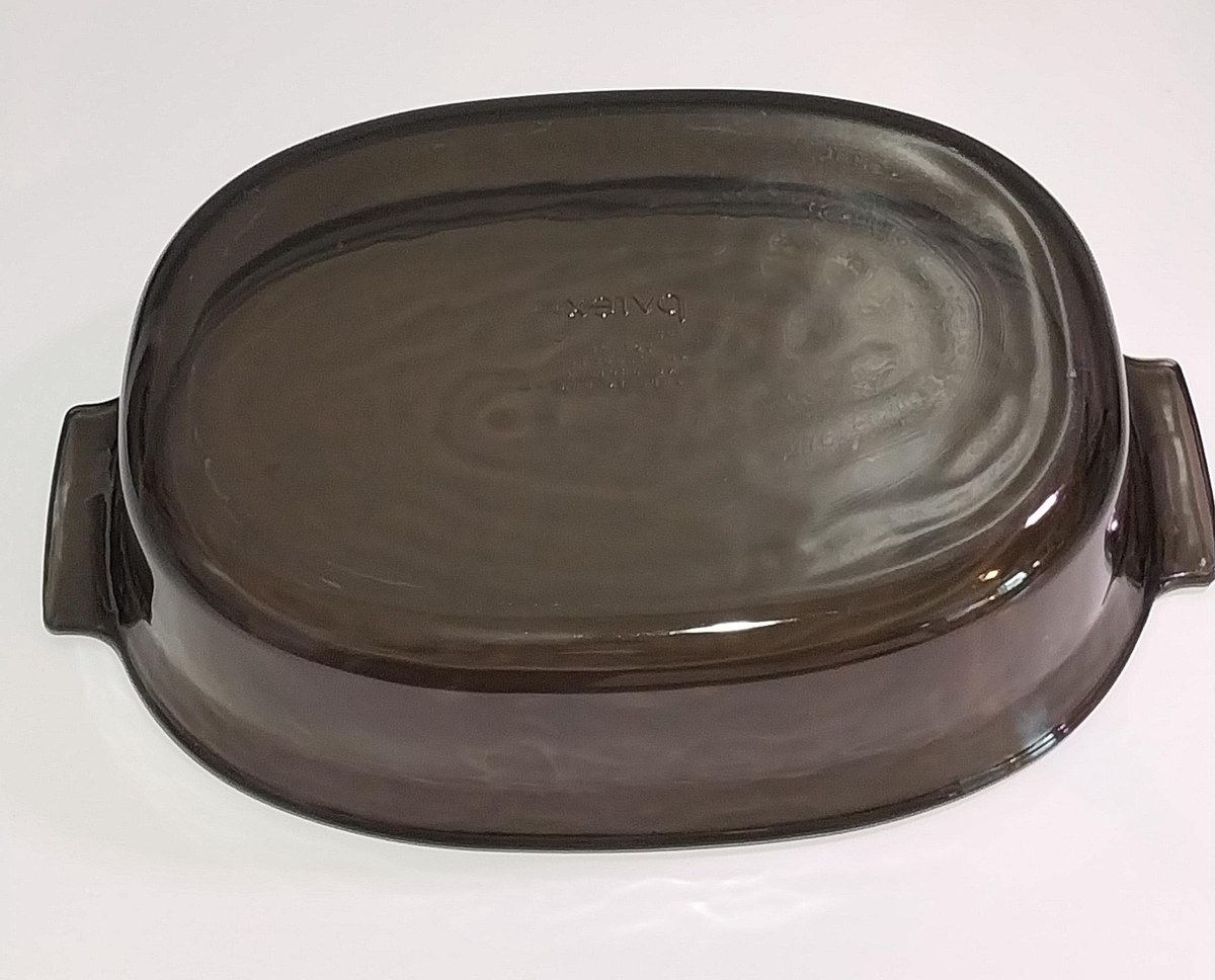 Vintage Pyrex Smokey Brown Casserole: 2 Quart Oval Glass Baking Dish, view 3