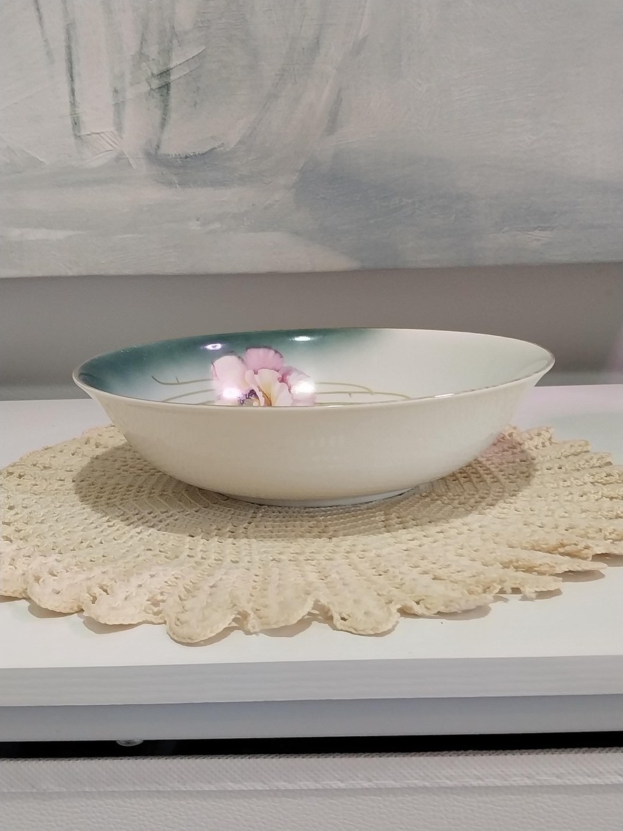 Vintage PV Vessra Porcelain Bowl: Hand-Painted Pink Poppies, Gold Trim, view 2