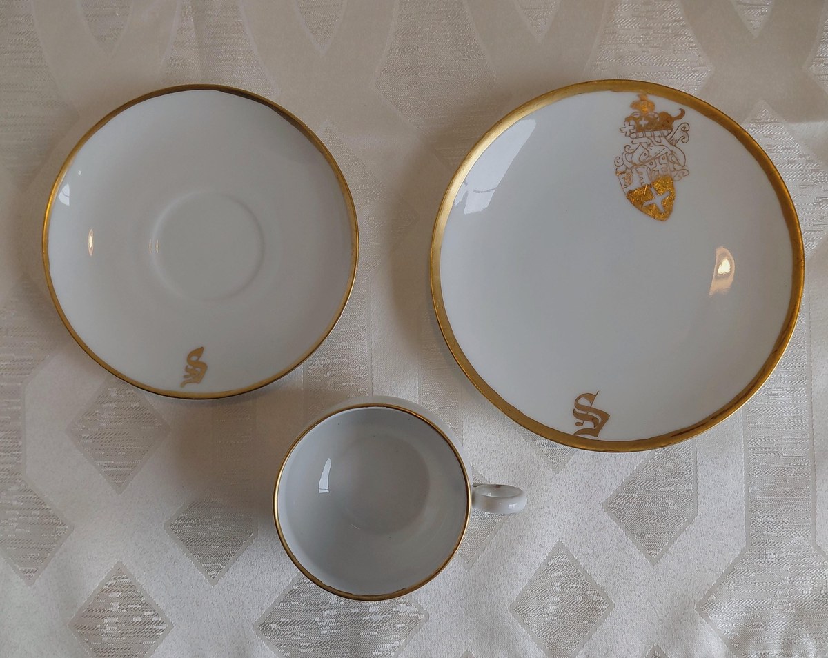 Vintage Weimar Germany Bone China Tea Set Hand Painted Heraldic Crest Gold Gilt Cups Saucers Dessert Plates Mid Century, view 6