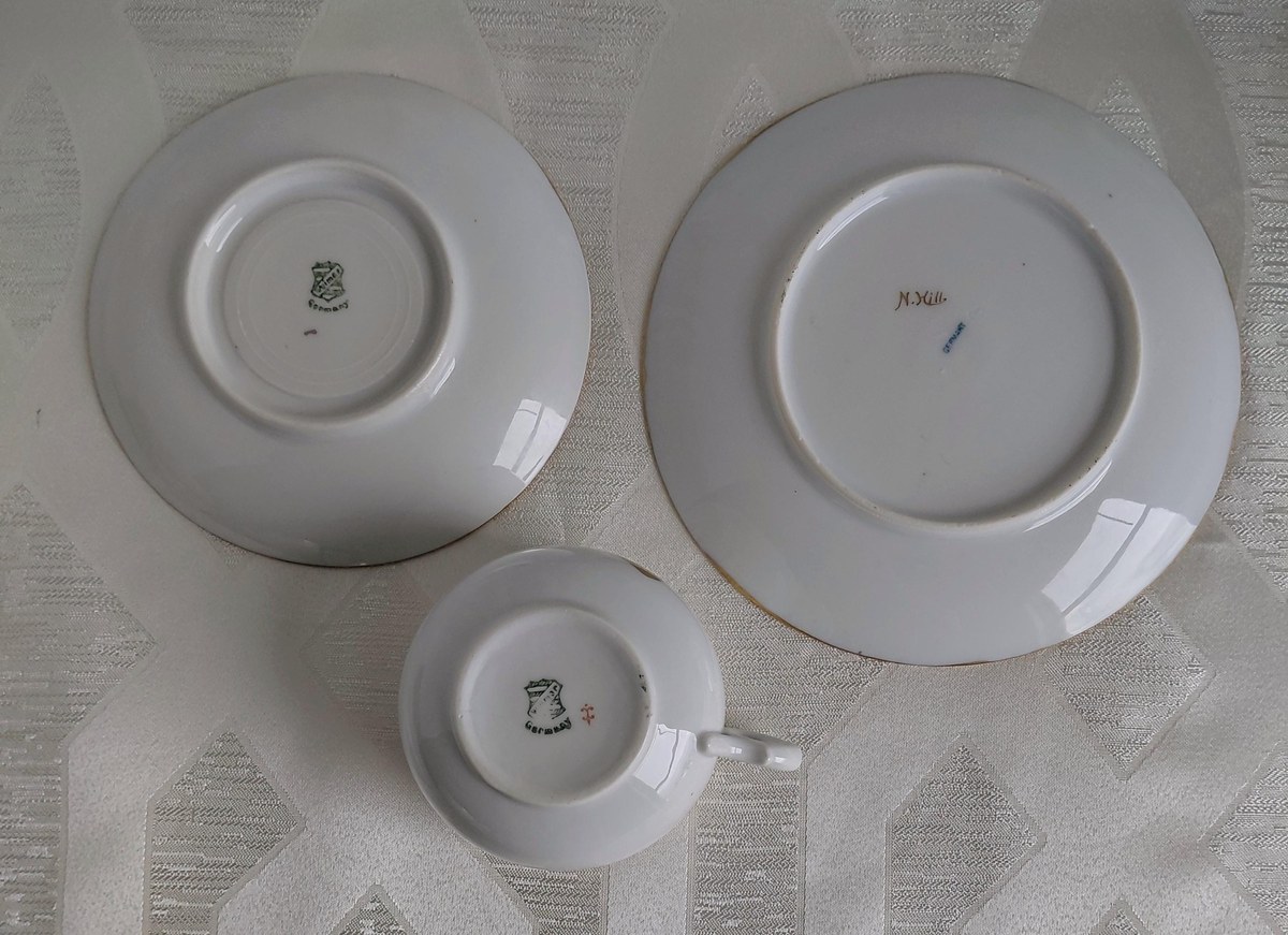 Vintage Weimar Germany Bone China Tea Set Hand Painted Heraldic Crest Gold Gilt Cups Saucers Dessert Plates Mid Century, view 7