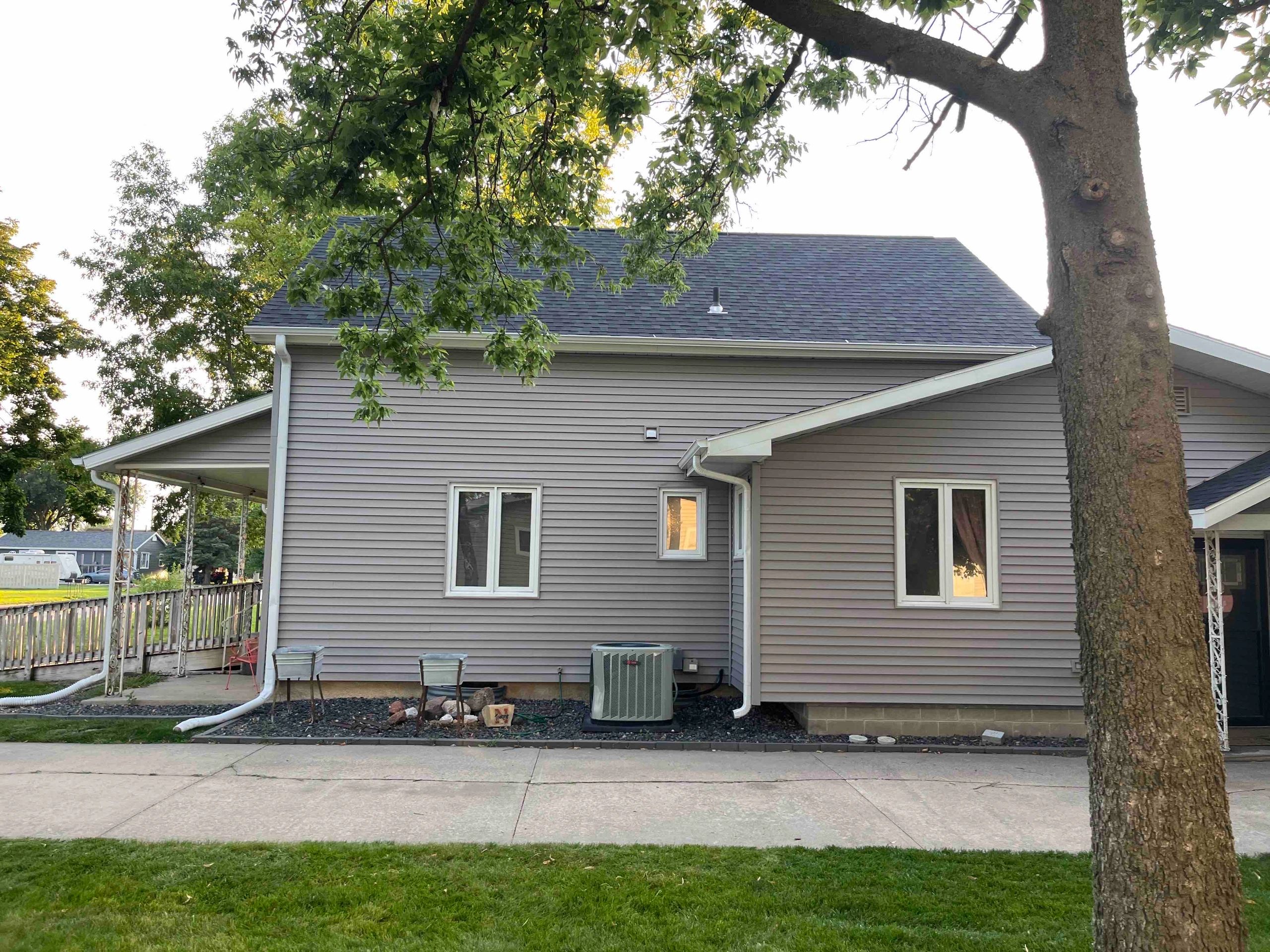 Home with Brilliant Black Atlas Pinnacle Pristine Class 3 shingles