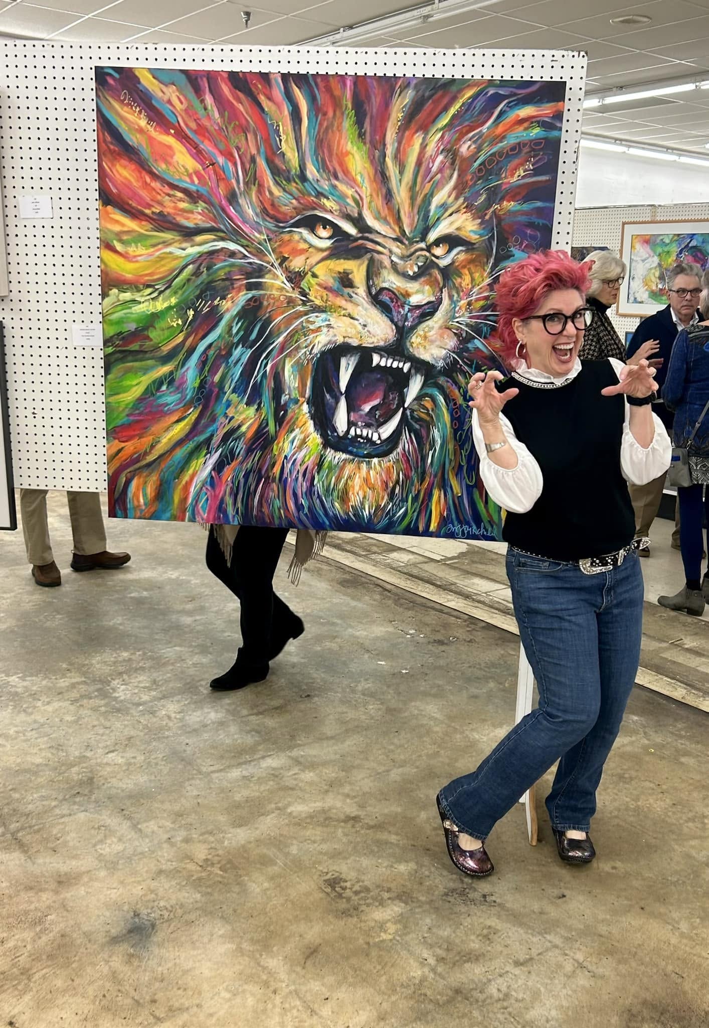 Michelle Johnson Fairchild with a colorful lion painting