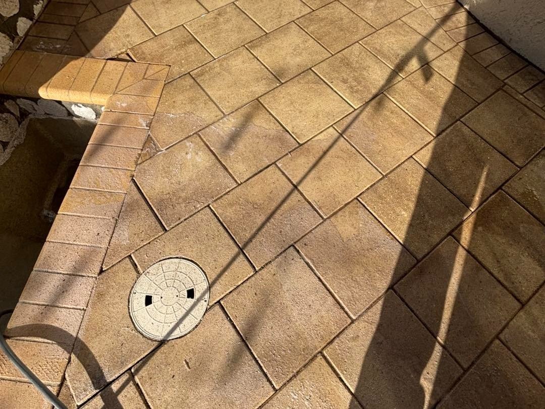 Brown patterned pool deck with a round access cover
