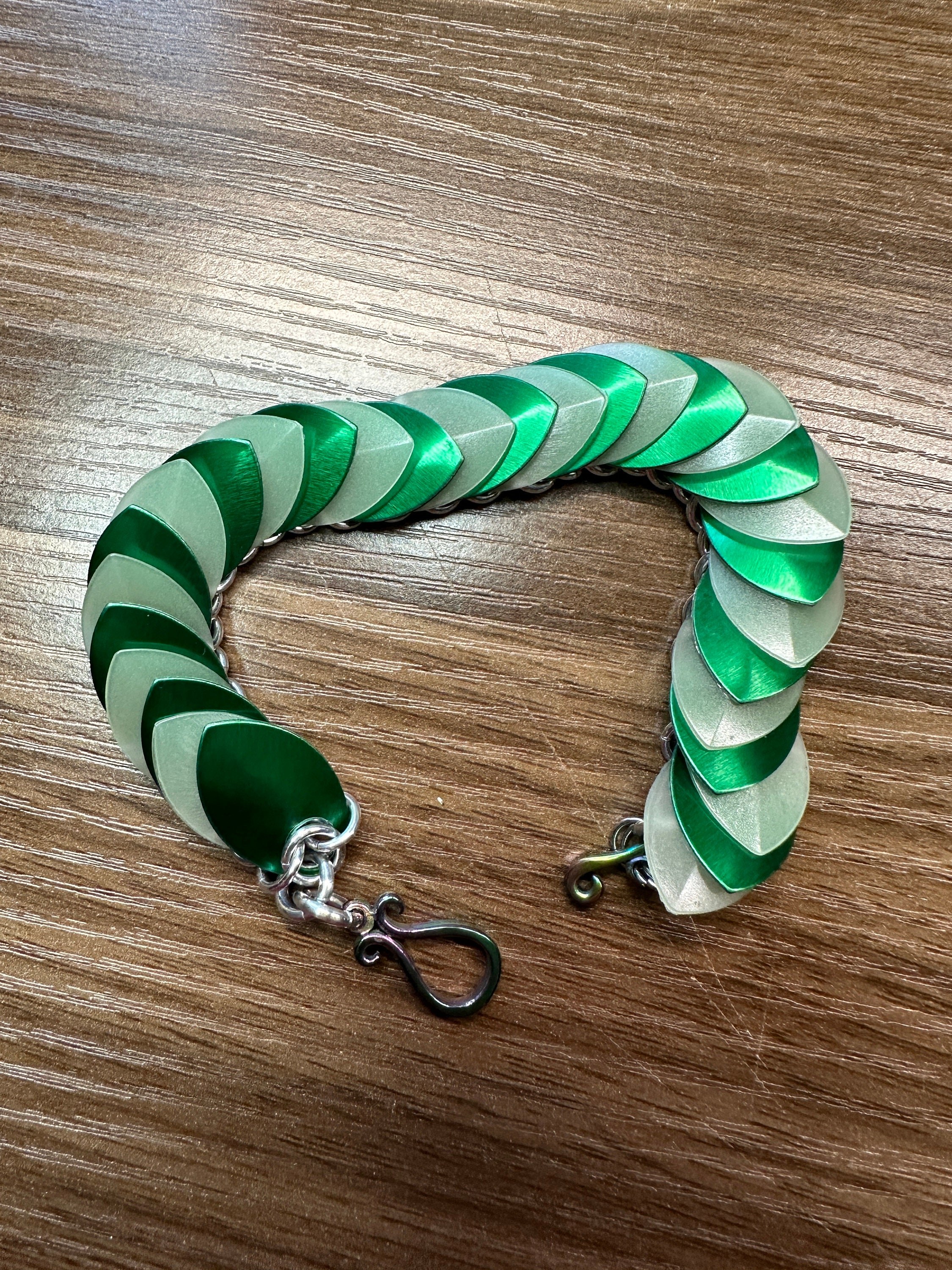 7 1/2" Green/Glow in the Dark Dragon Scale Aluminum Scalemail Chainmaille Bracelet