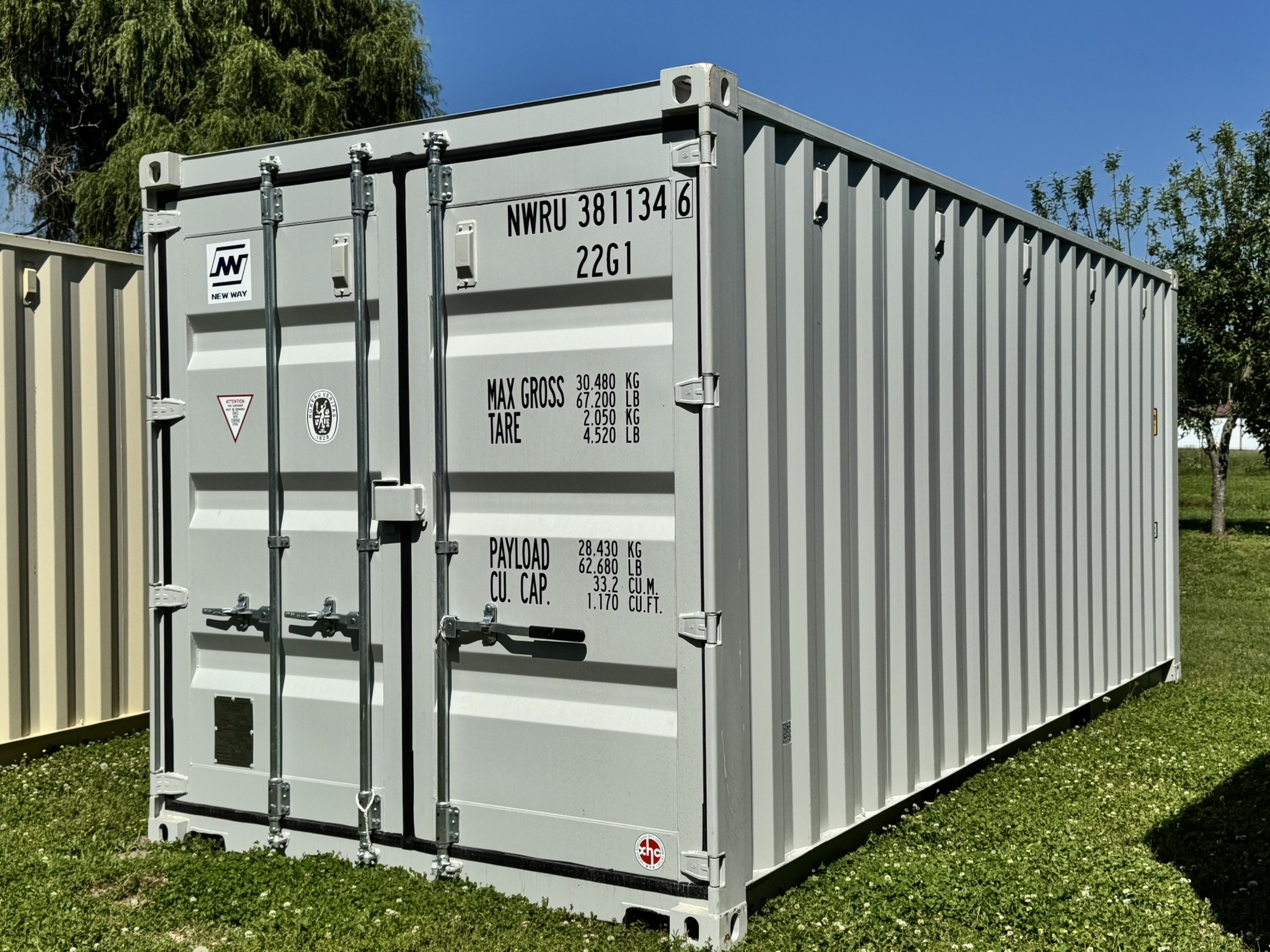 20' Shipping Container 'Like New'.    Easy Open Door.