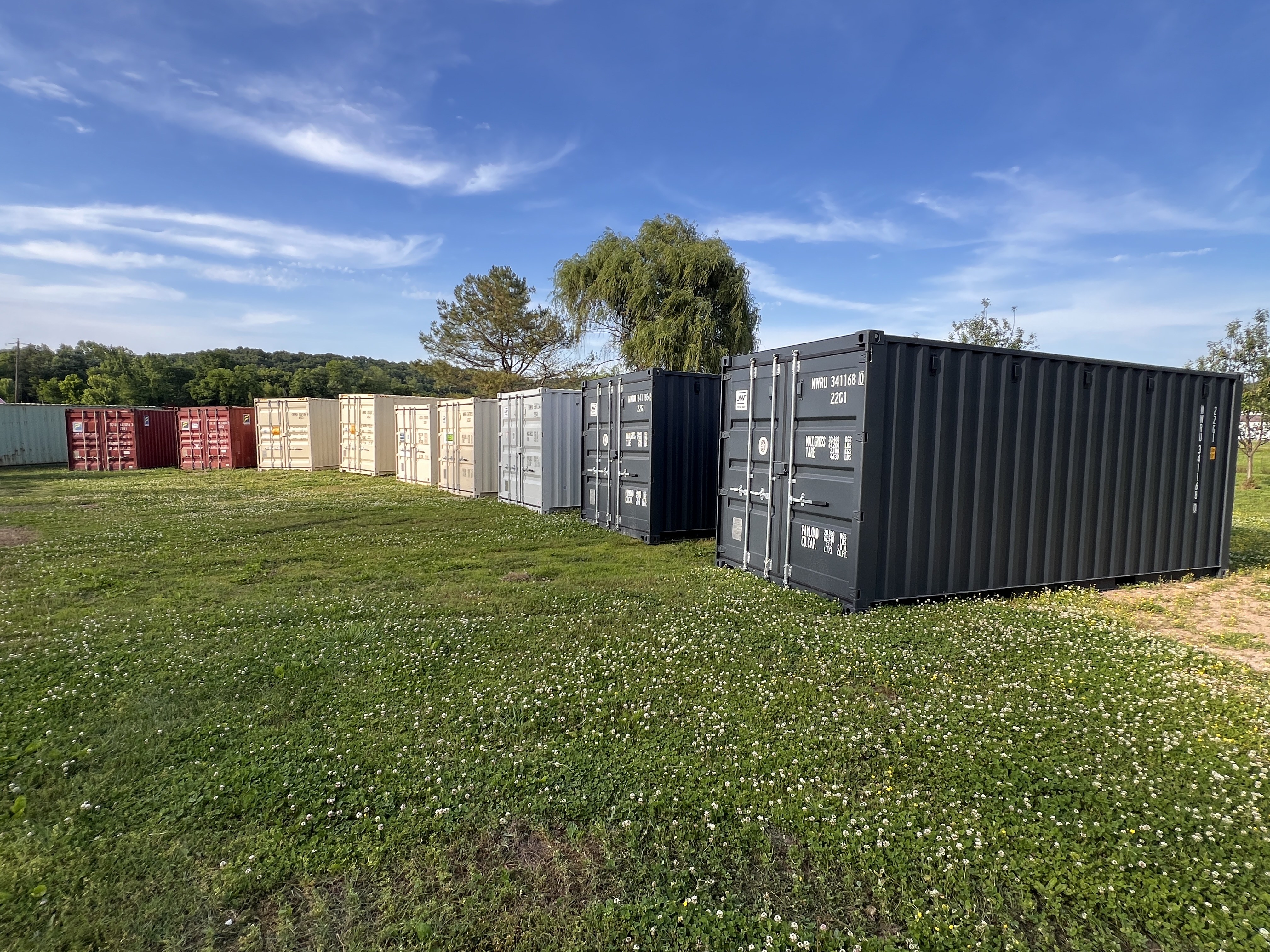 20' Shipping Container 'Like New'.    Easy Open Door.
