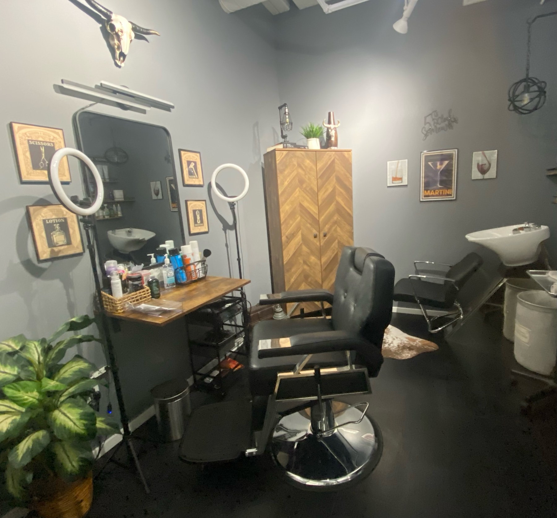 Fortitide Men's Grooming Studio space - Men’s hair coloring and gray blending