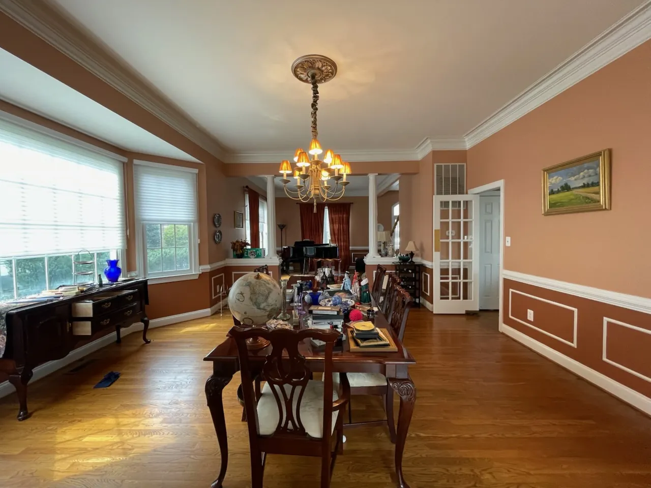 An occupied dining room before preparation