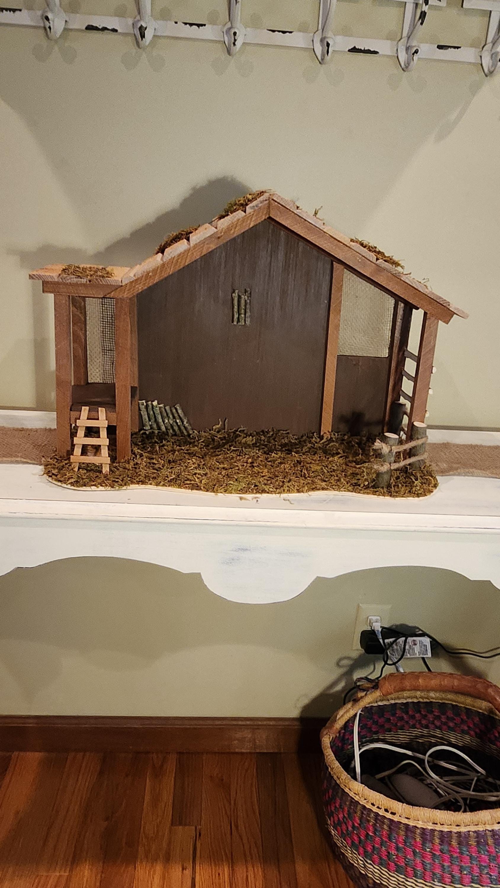 Lighted Nativity Stable, detail 7