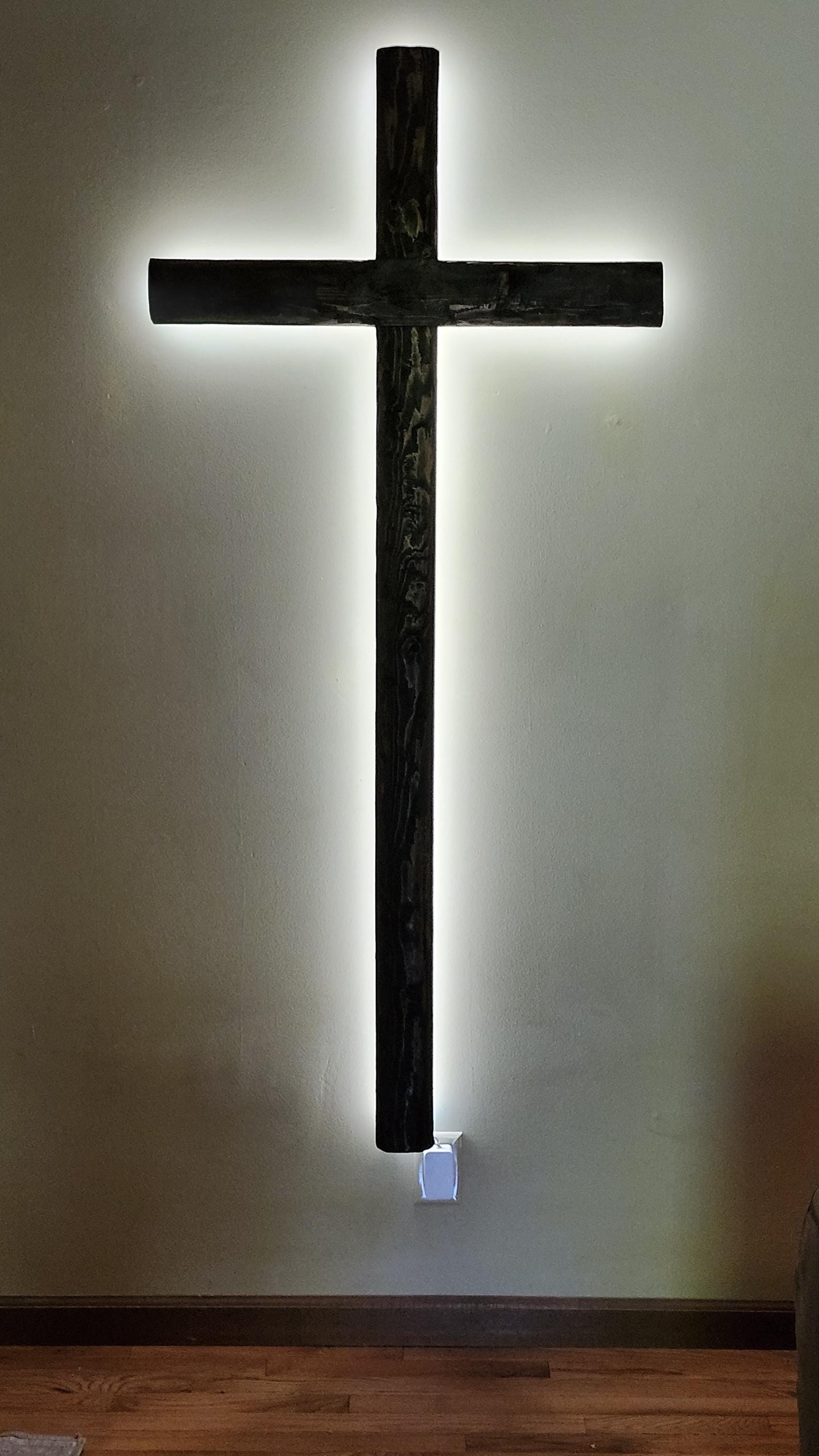 5-foot 6-inch Lighted Wood Cross, detail 4
