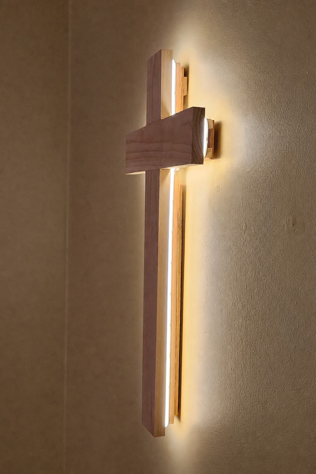 24-inch Lighted Wood Cross, detail 4
