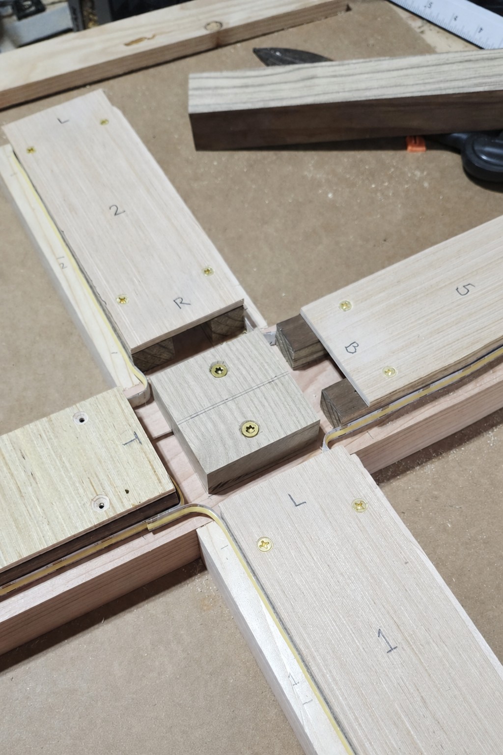 4.5-foot Outdoor Lighted Cross, detail 6