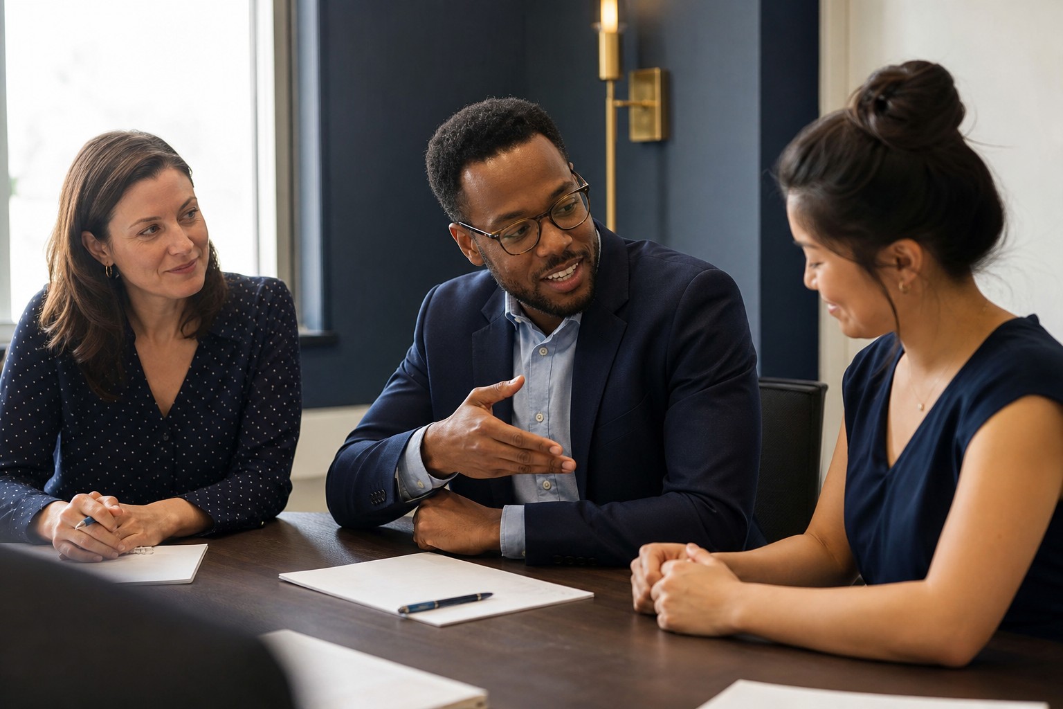 A manager recognizing a colleague’s contribution during a team meeting