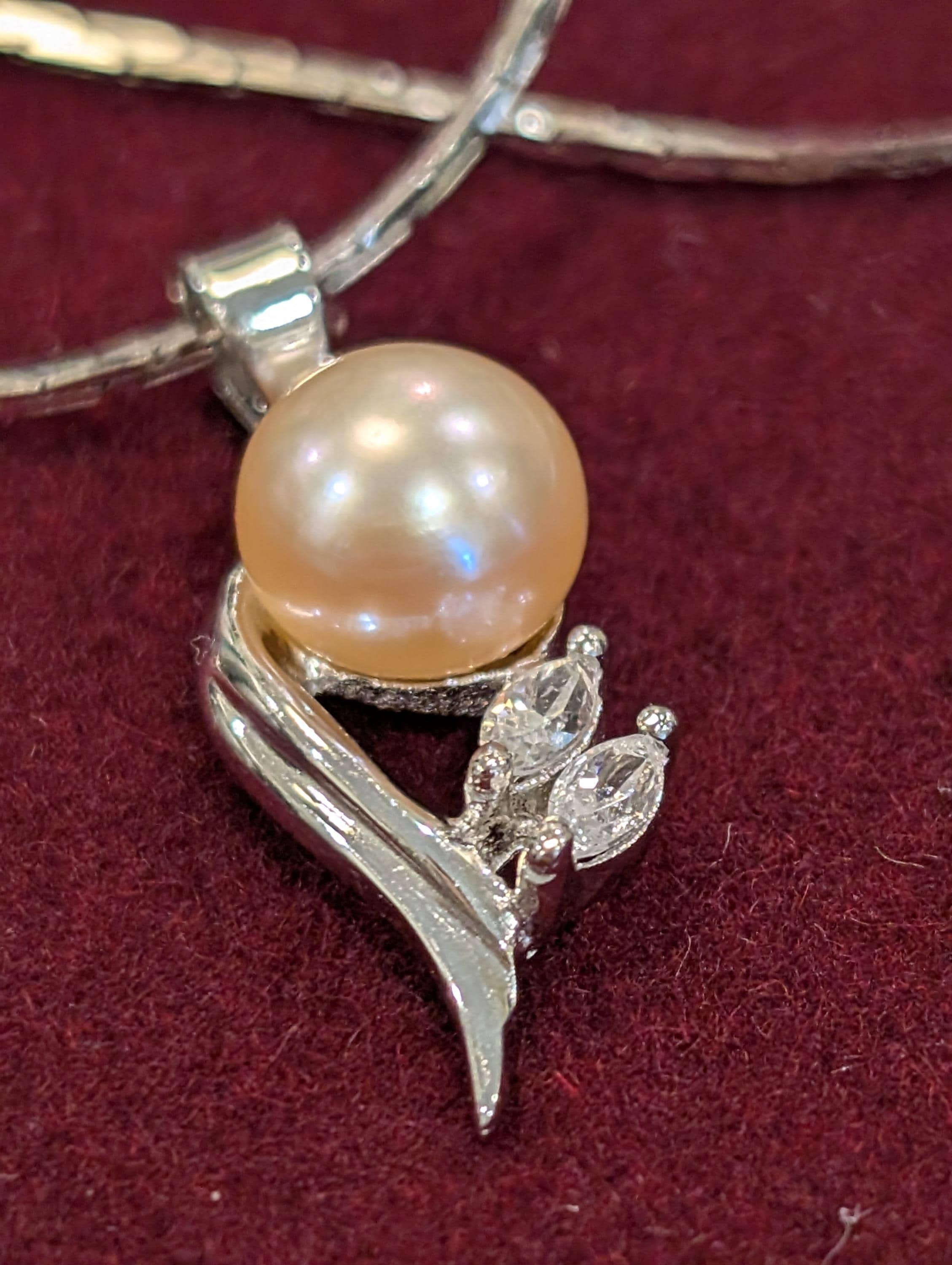 Silver faux pearl pendant necklace