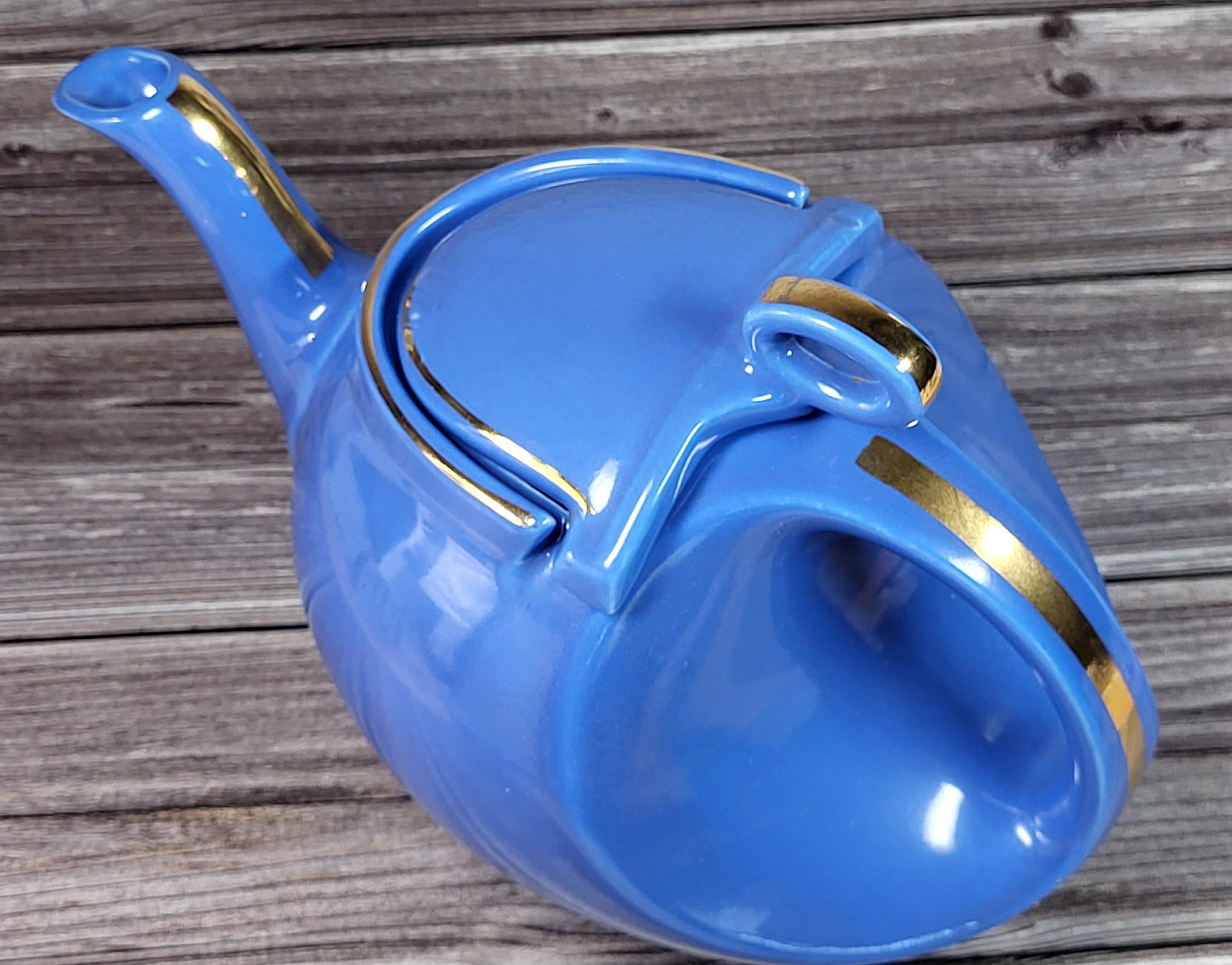 Vintage hall art deco periwinkle blue hook lid streamline teapot from the 30s-40s view 2