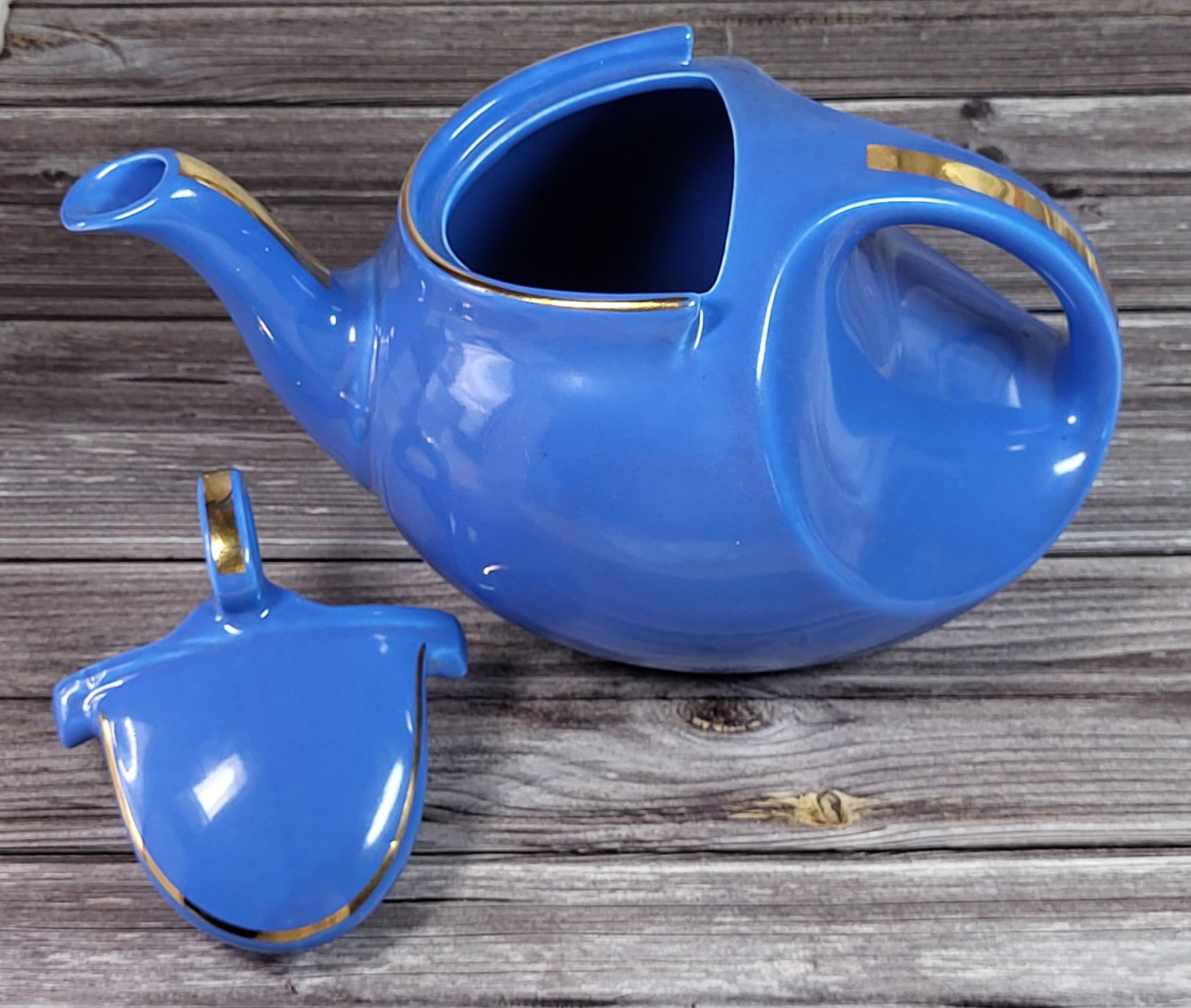Vintage hall art deco periwinkle blue hook lid streamline teapot from the 30s-40s view 4