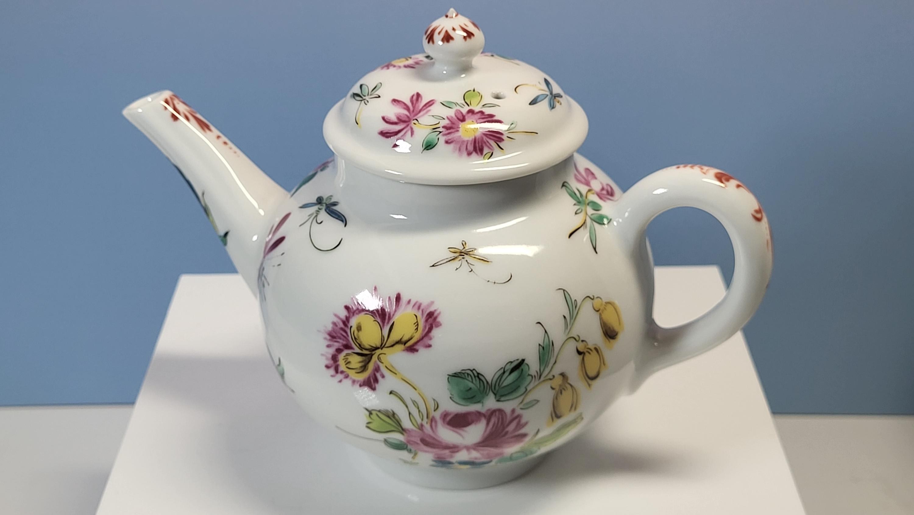 Vintage 1985 Franklin Mint "Bow" Small Teapot 1.5 Cups, Victoria & Albert Museum, Like New Condition with Box and Certificate. view 4
