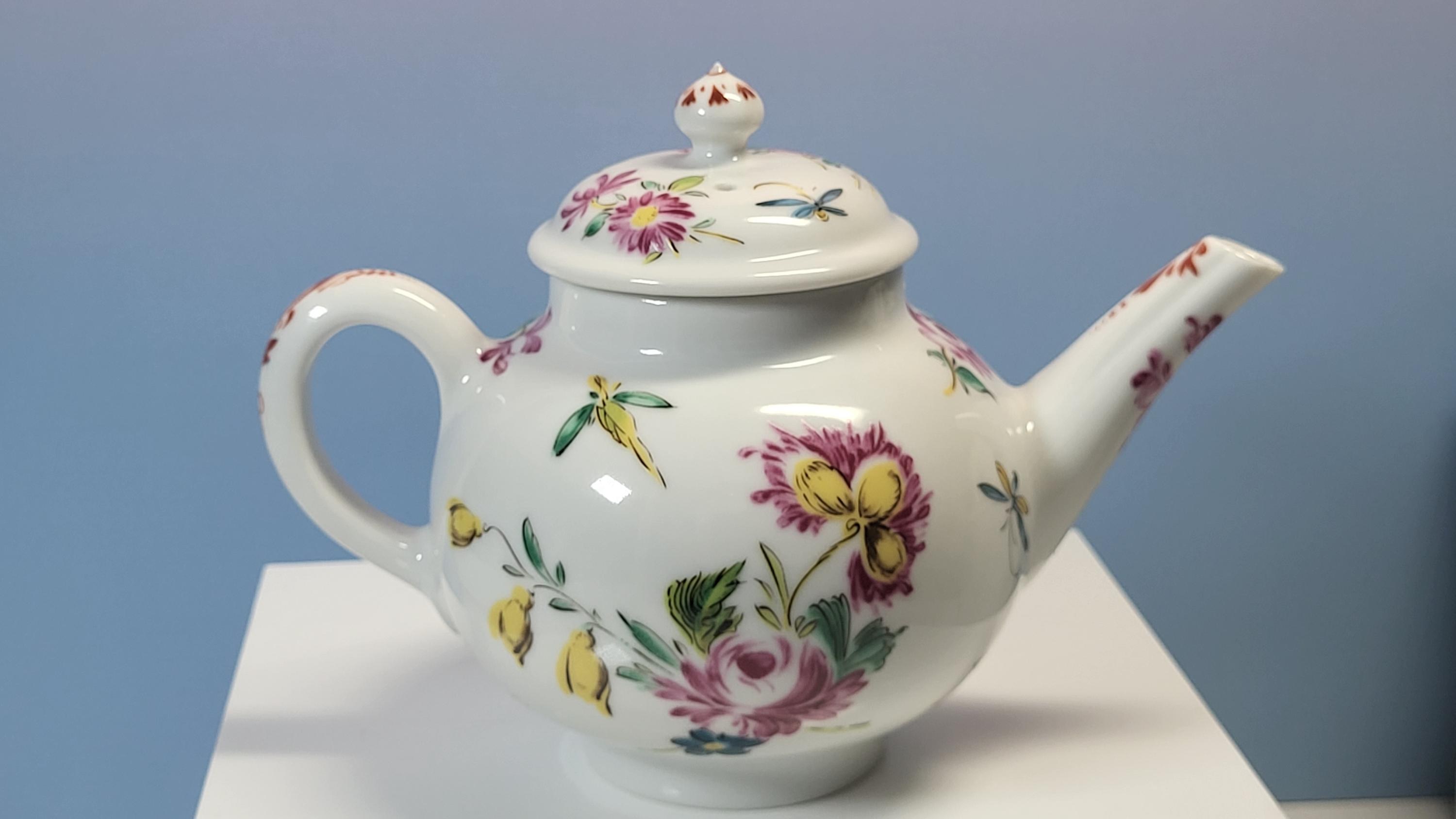 Vintage 1985 Franklin Mint "Bow" Small Teapot 1.5 Cups, Victoria & Albert Museum, Like New Condition with Box and Certificate. view 7