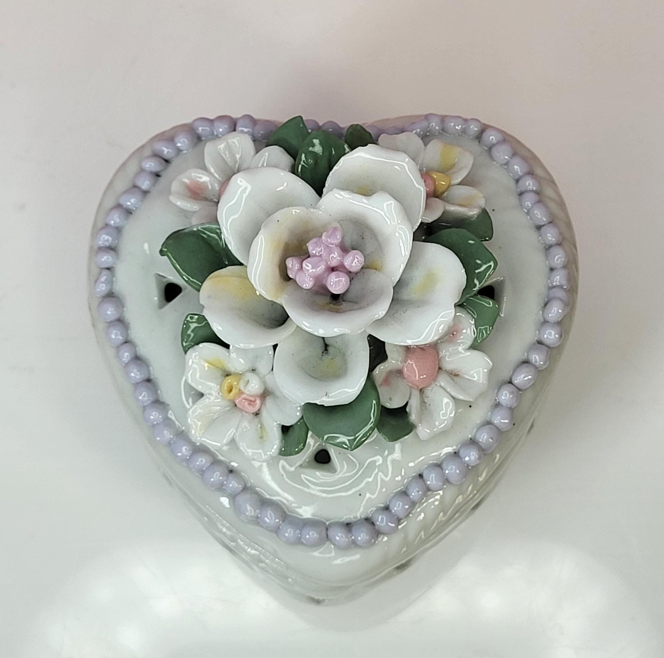 Capodimonte Style Heart Trinket Box view 3