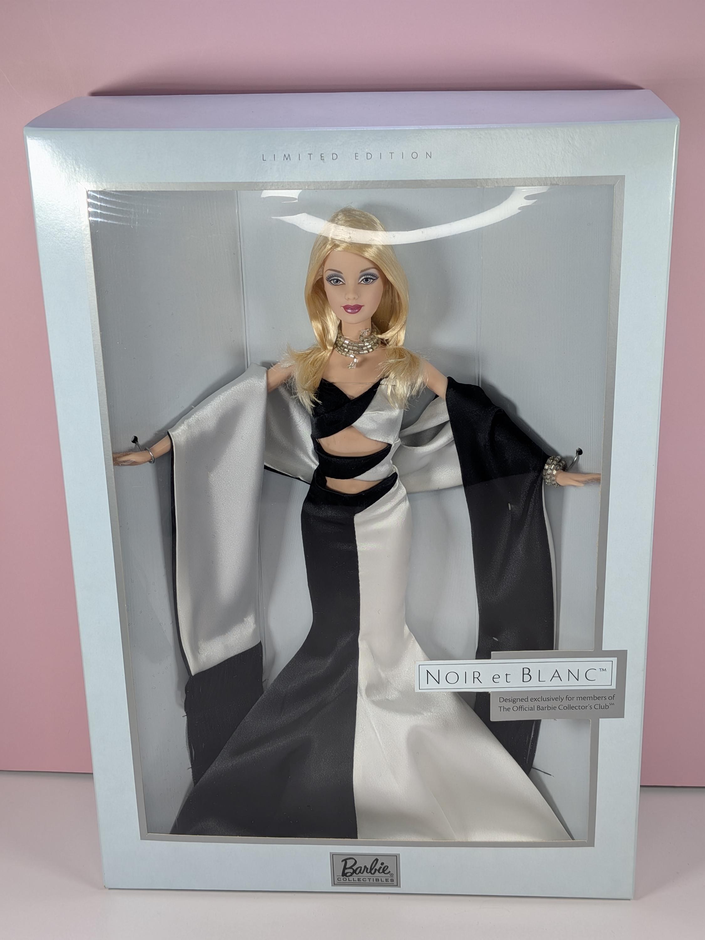 2002 Mattel Noir et Blanc Barbie Doll B1992 Rare Collector Club Exclusive Barbie Vintage Limited Edition Mermaid Gown Barbie Doll Pristine view 2