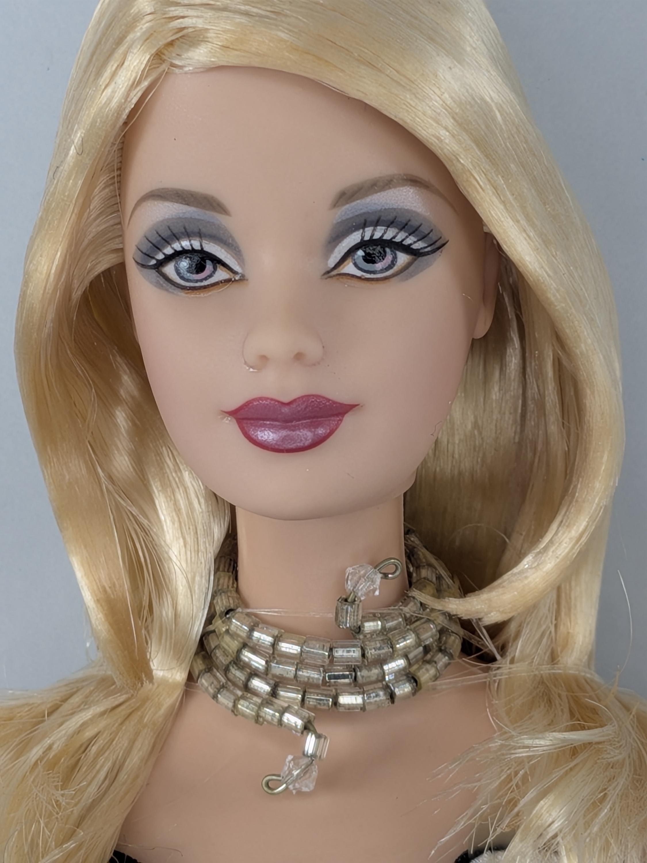 2002 Mattel Noir et Blanc Barbie Doll B1992 Rare Collector Club Exclusive Barbie Vintage Limited Edition Mermaid Gown Barbie Doll Pristine view 11