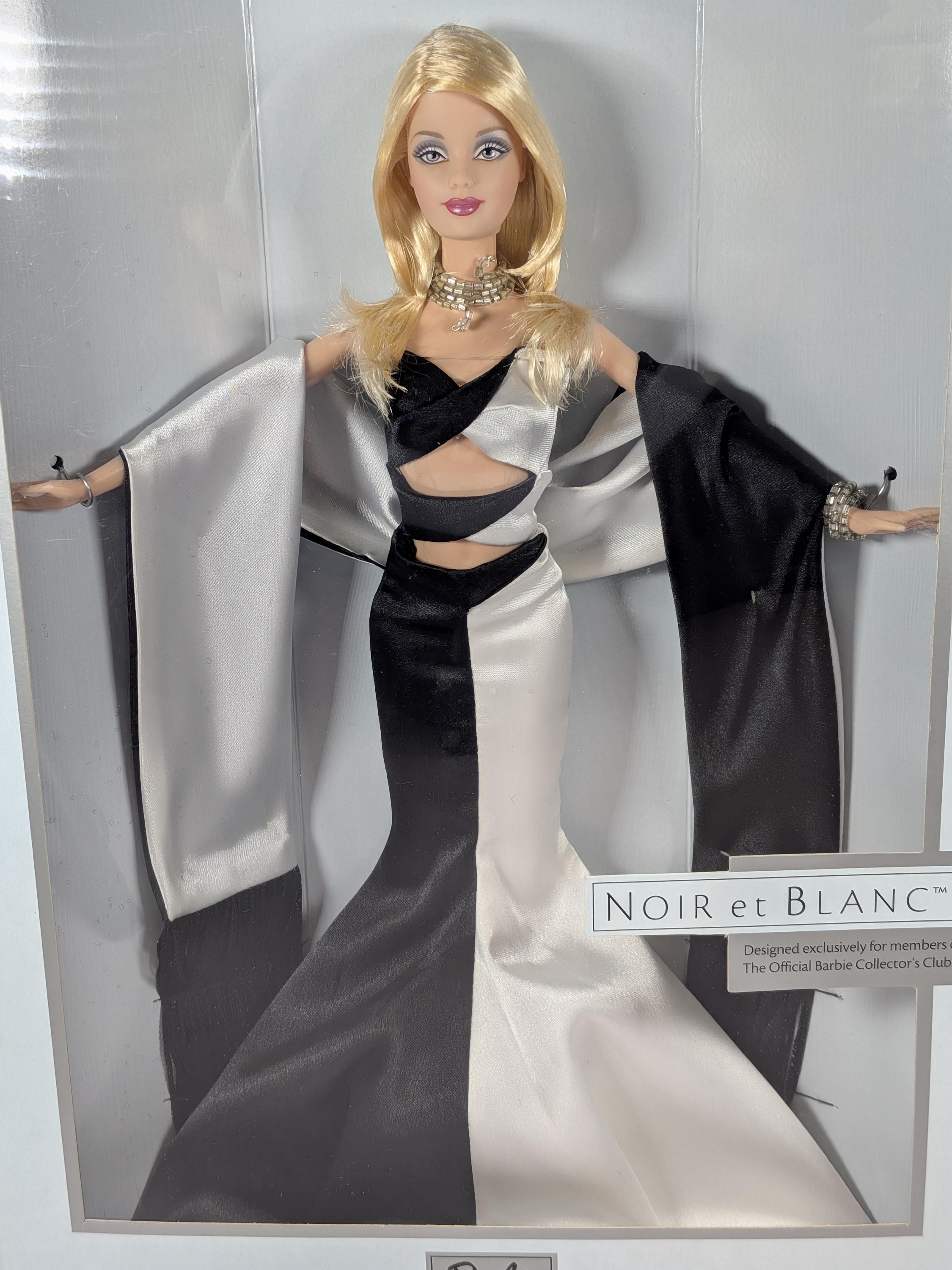 2002 Mattel Noir et Blanc Barbie Doll B1992 Rare Collector Club Exclusive Barbie Vintage Limited Edition Mermaid Gown Barbie Doll Pristine view 4