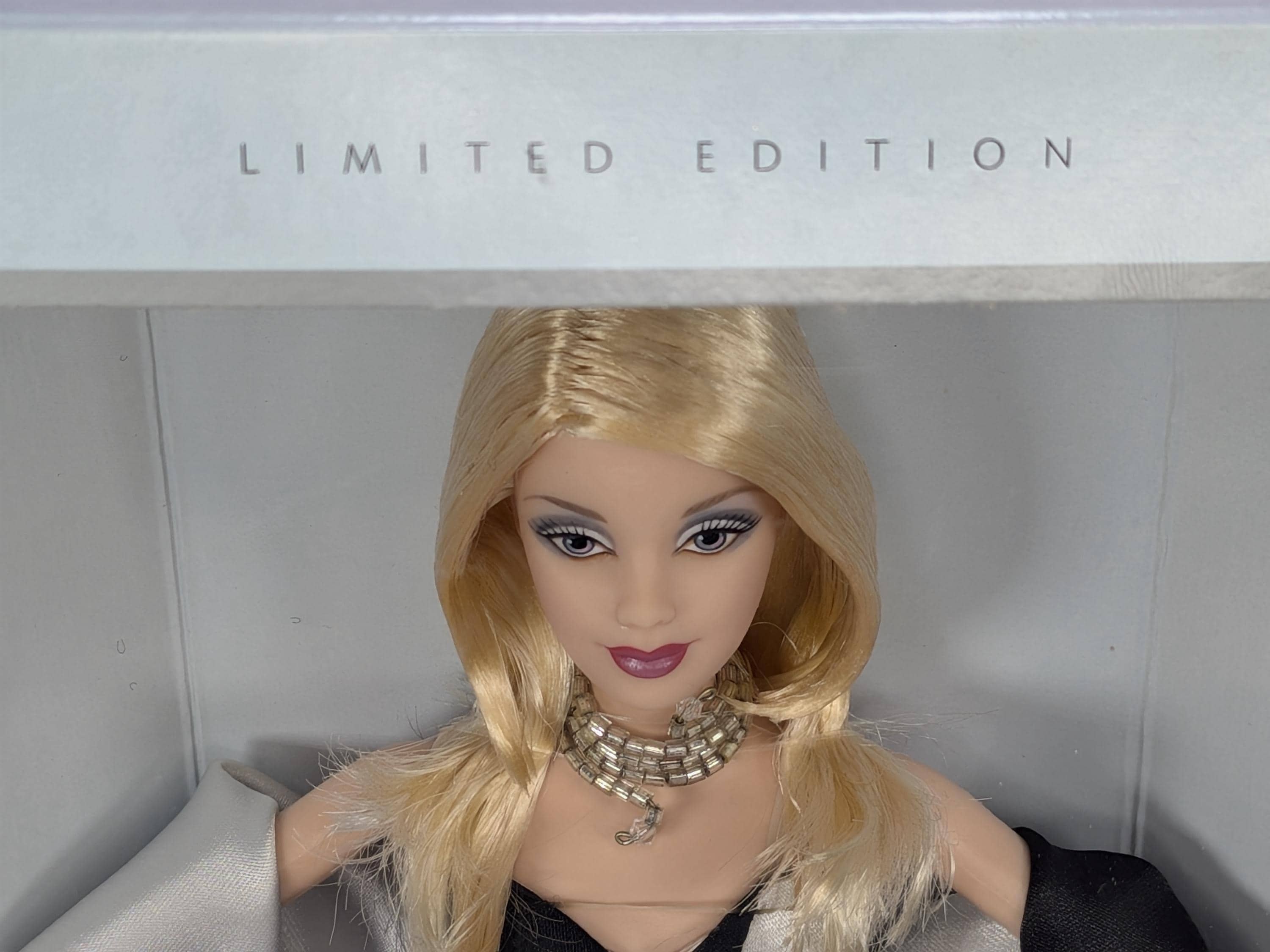 2002 Mattel Noir et Blanc Barbie Doll B1992 Rare Collector Club Exclusive Barbie Vintage Limited Edition Mermaid Gown Barbie Doll Pristine view 6